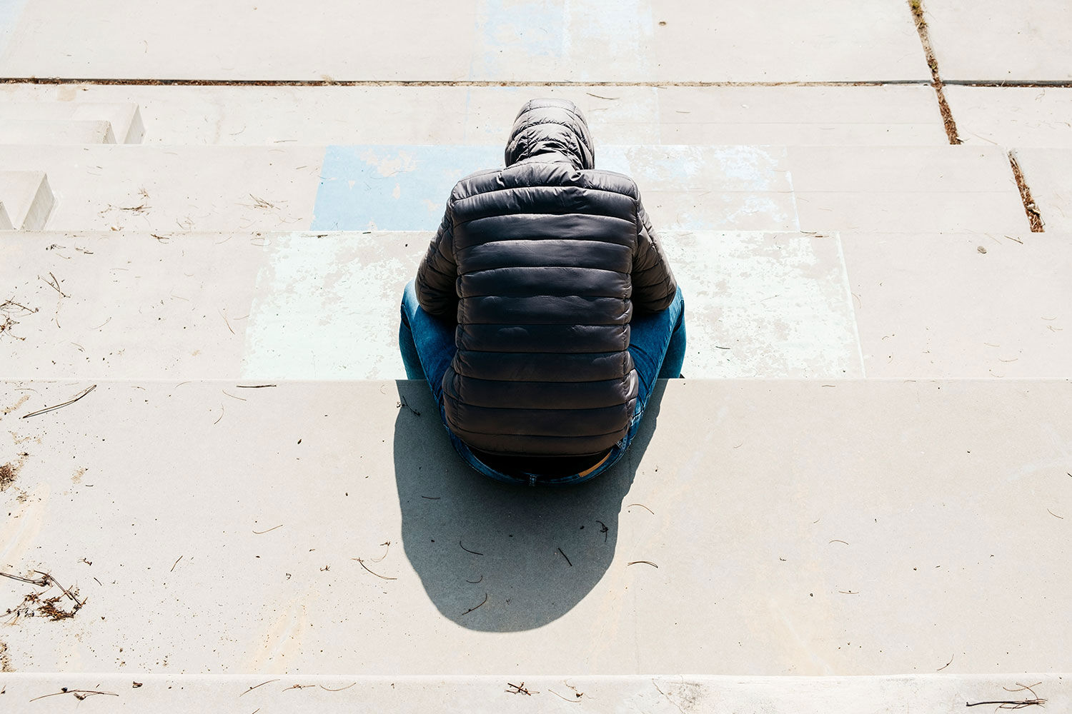 Ryggen af en person med hætten over hovedet