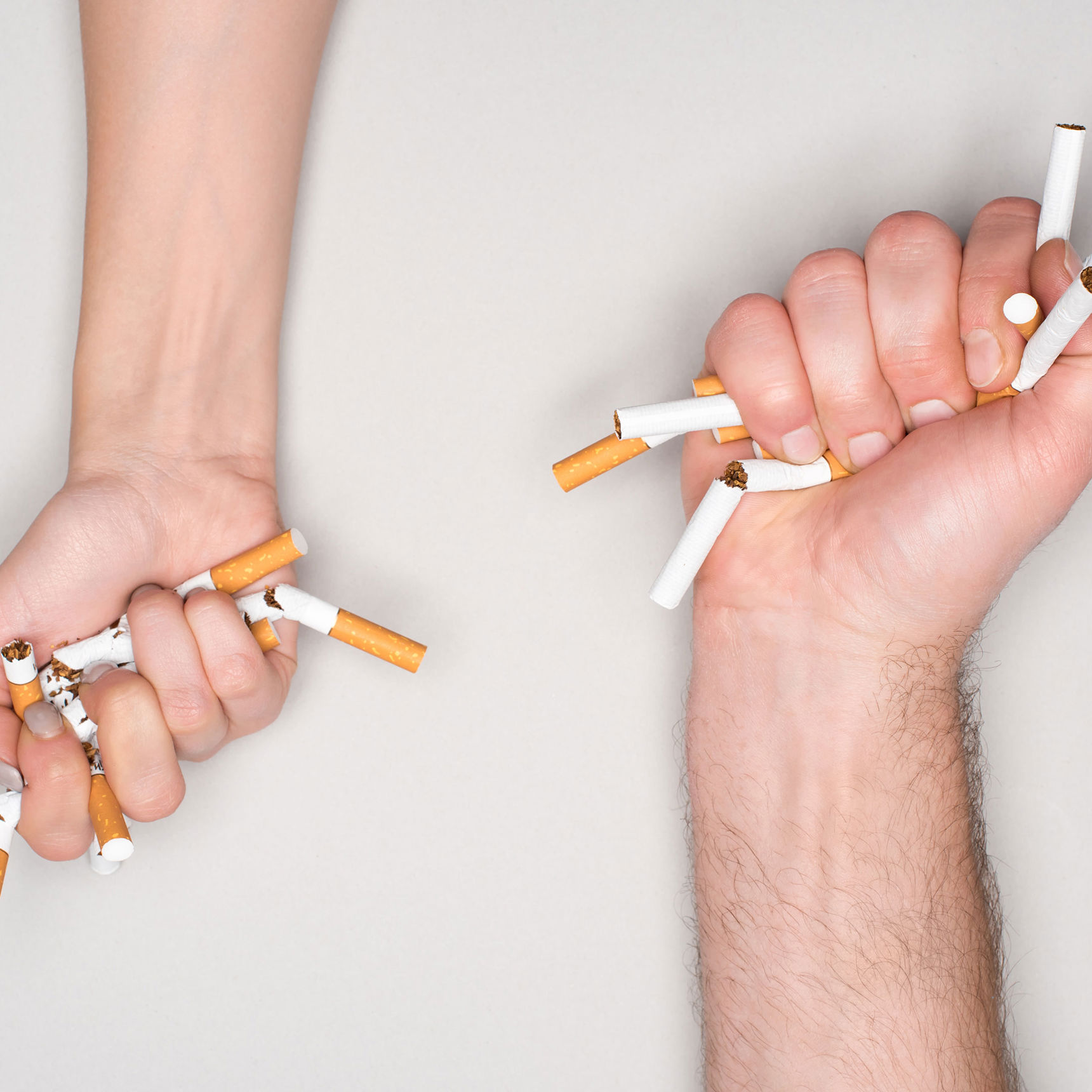 Hænder der knækker cigaretter