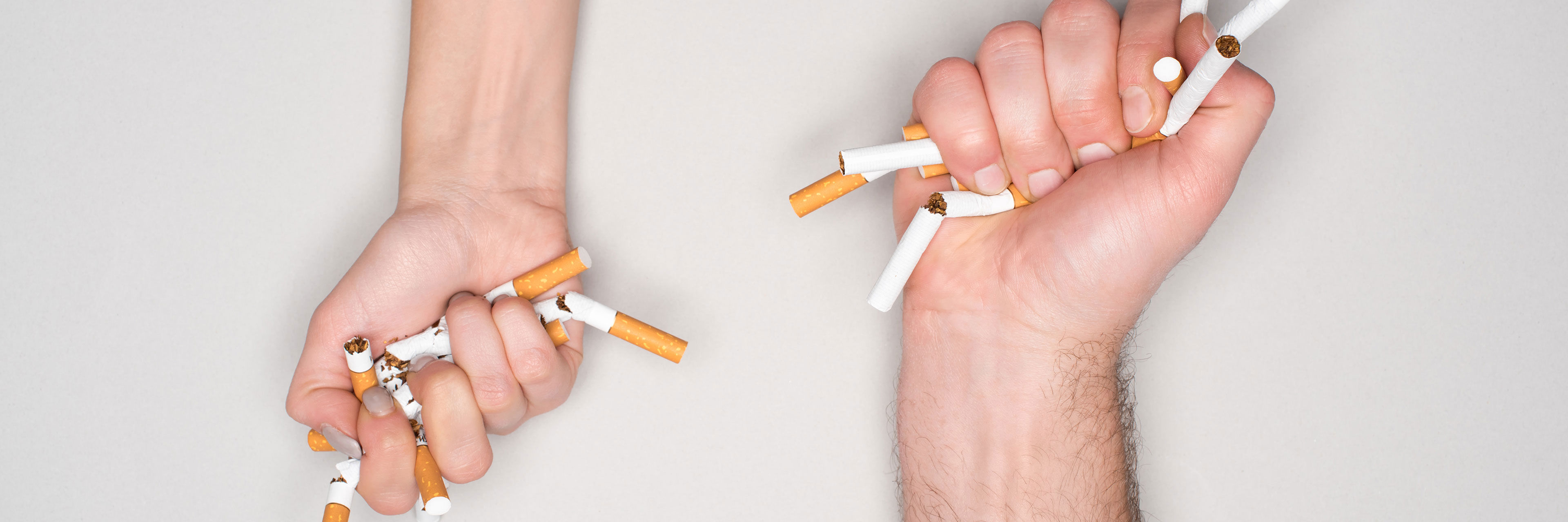 Hænder der knækker cigaretter