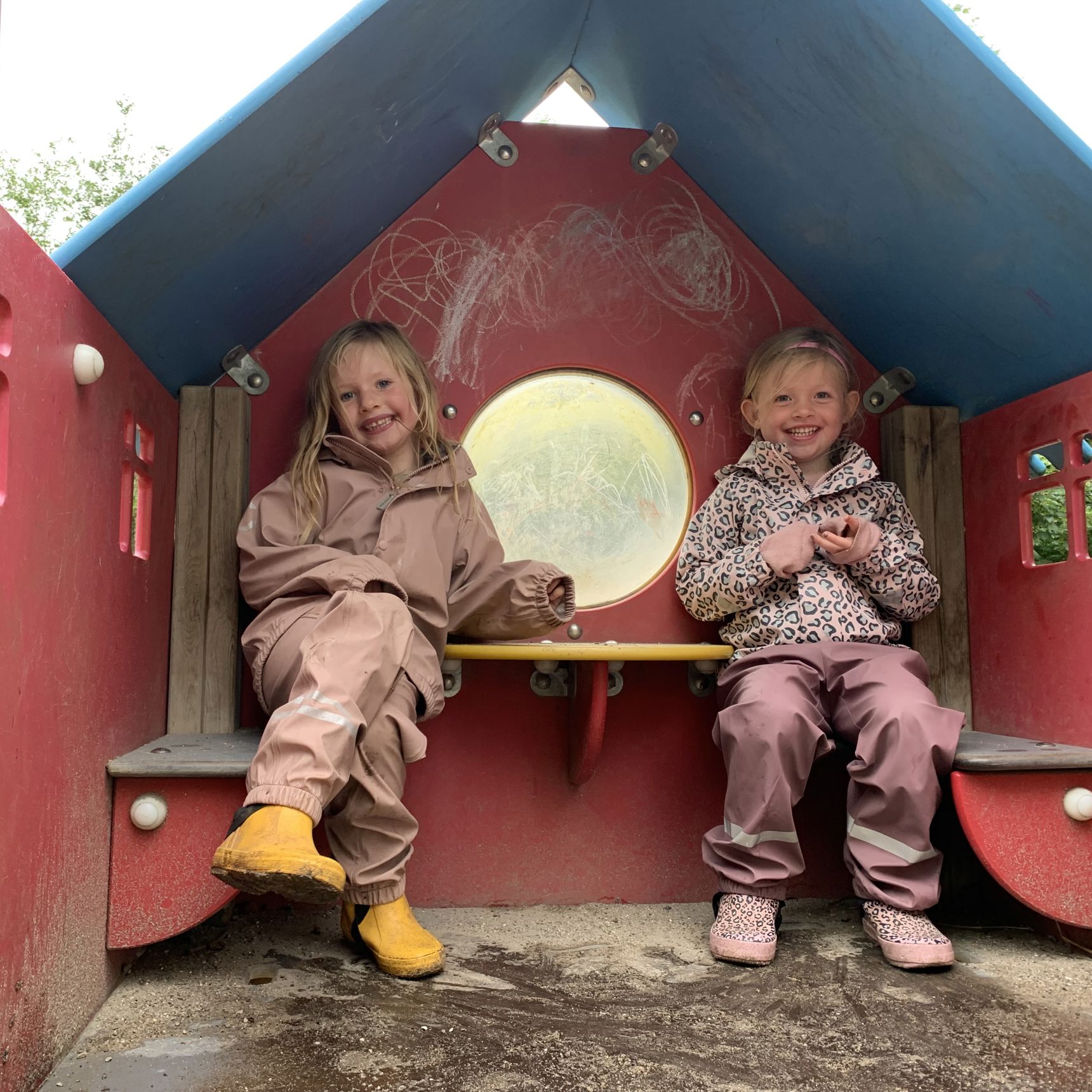 To piger i et legehus