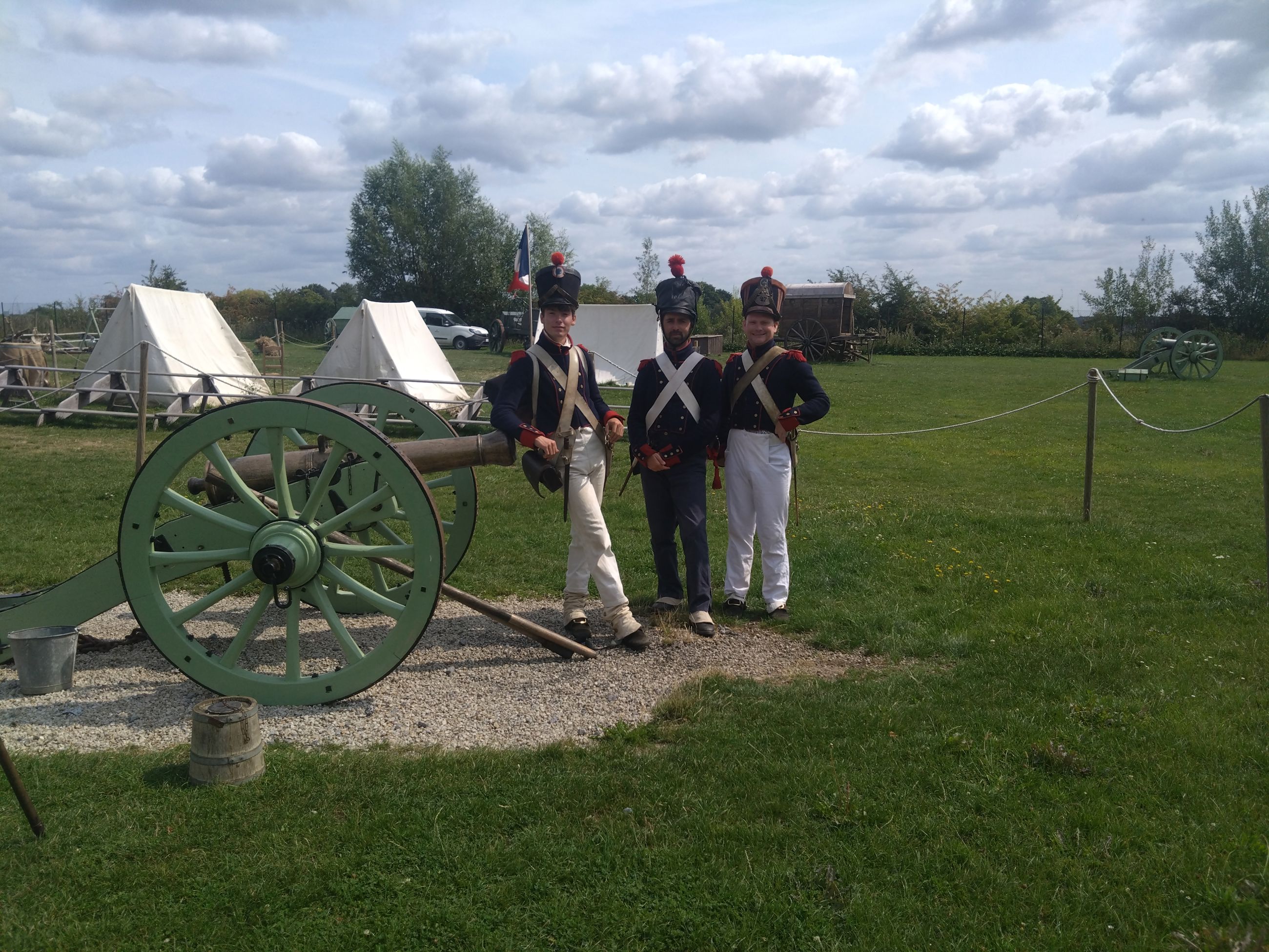 Udklædte soldater på en mark i Belgien