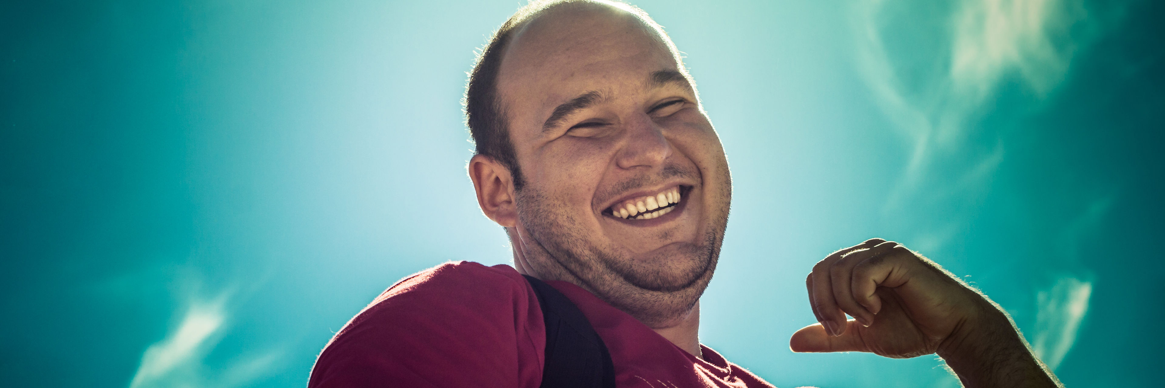 Smilende mand med blå himmel i baggrunden