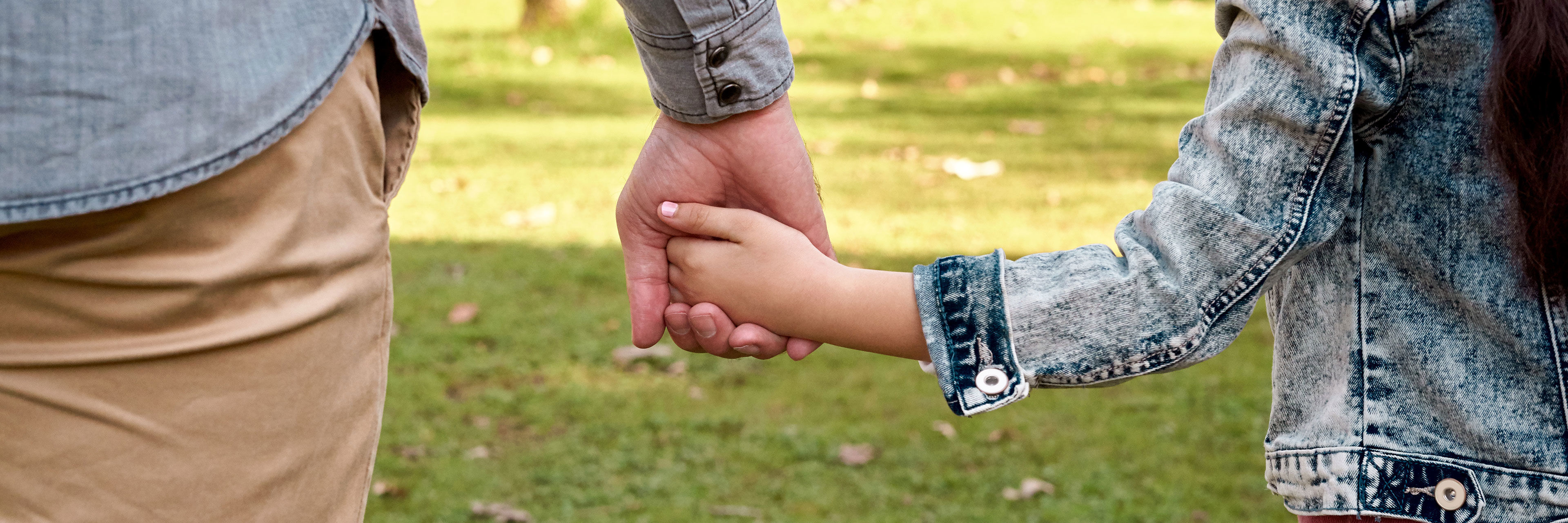 Far og datter der holder hinanden i hånden