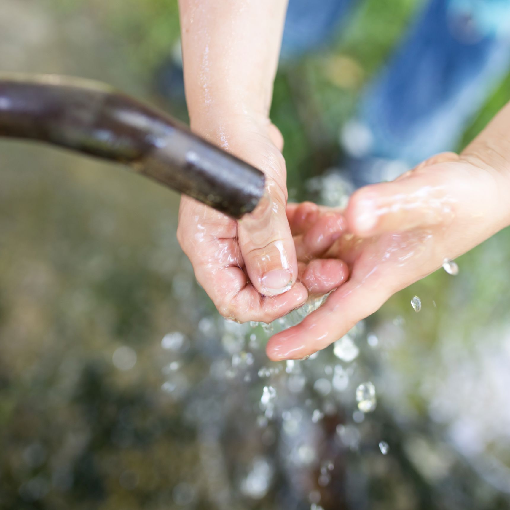 Vasker hænder ved vandhane