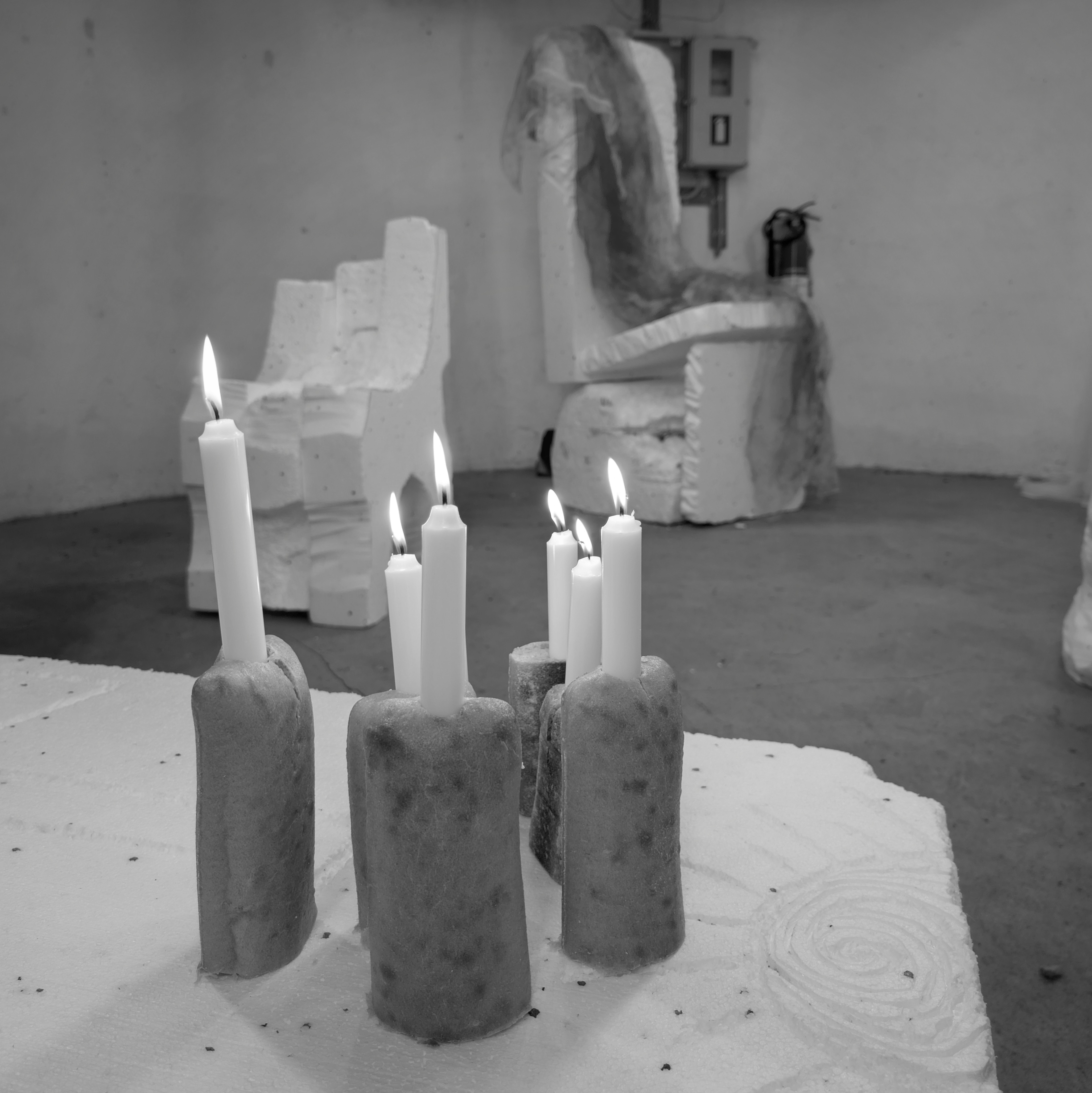 Fernisering - tændte lys i stager