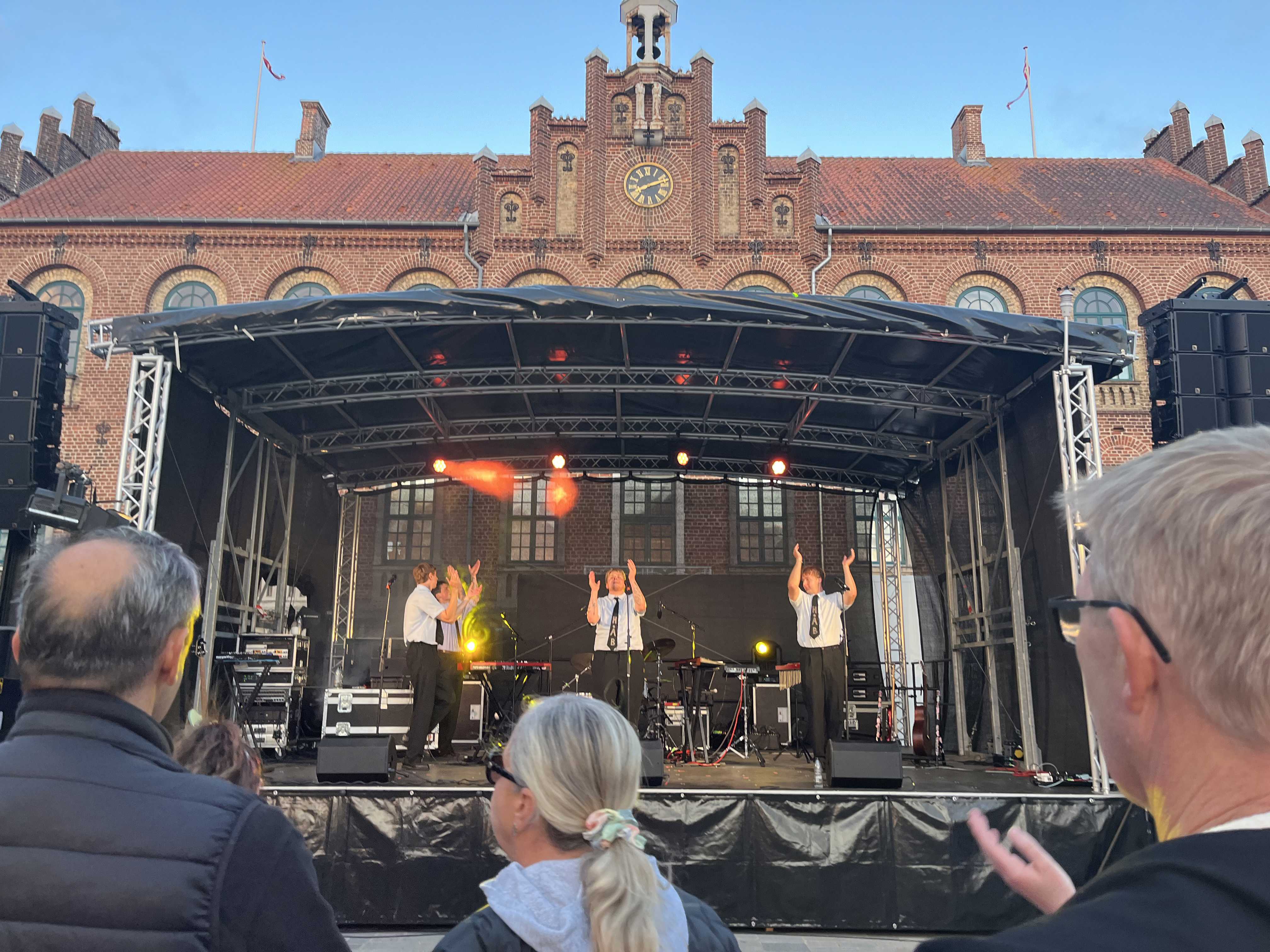 Koncert med 9000 håb på torvet til nyd