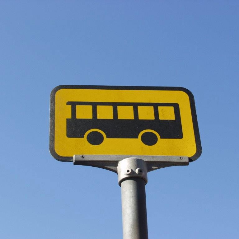 Skilt ved busstoppested
