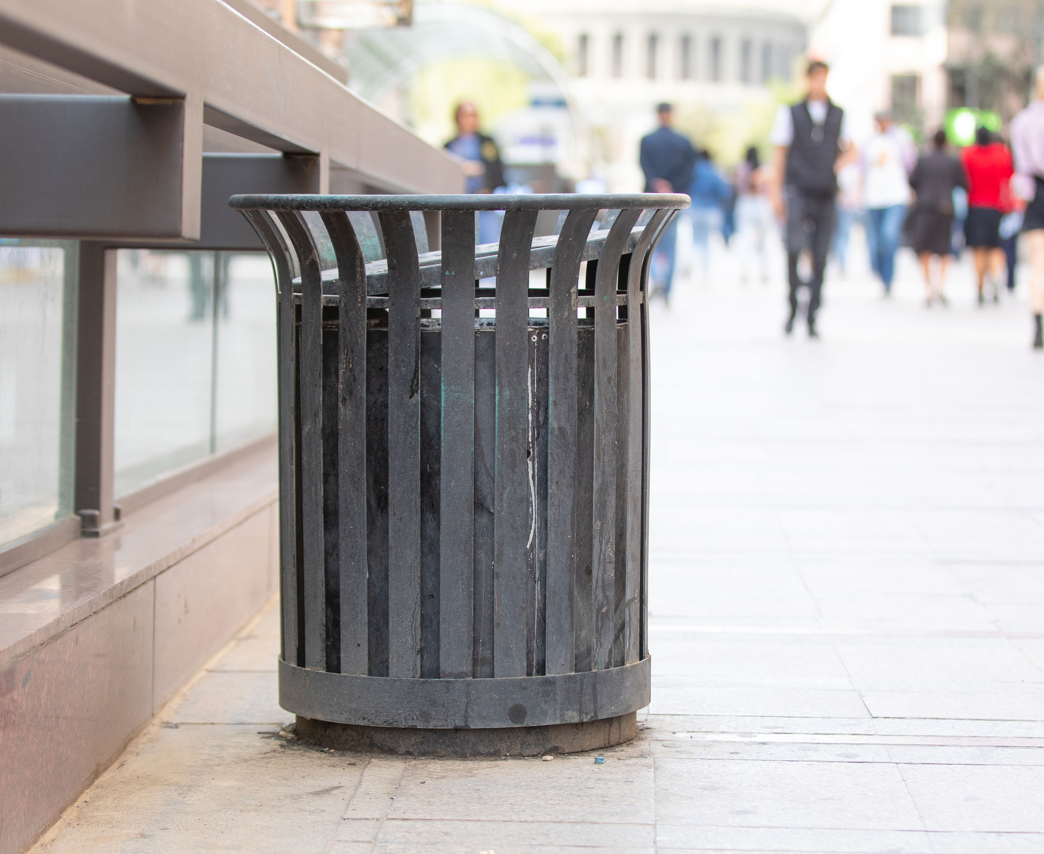 Skraldespand på et fortorv