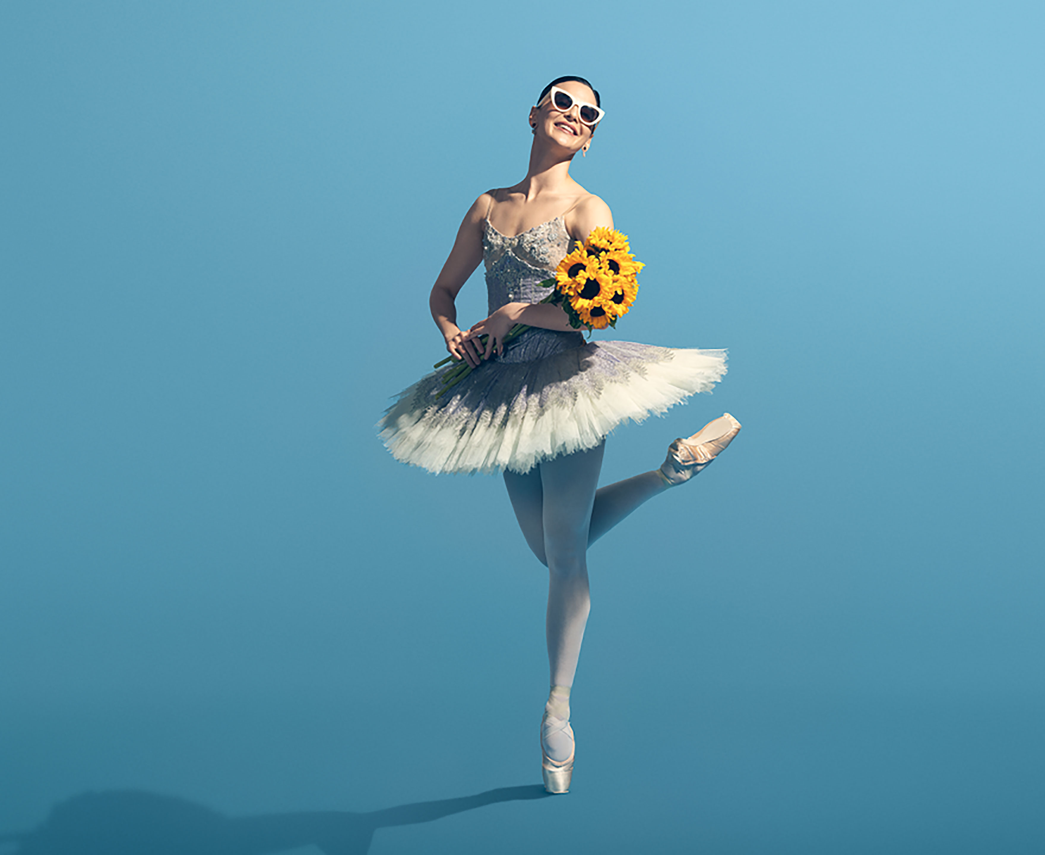 Danser fra den Kongelige Sommerballet med solsikker i favnen