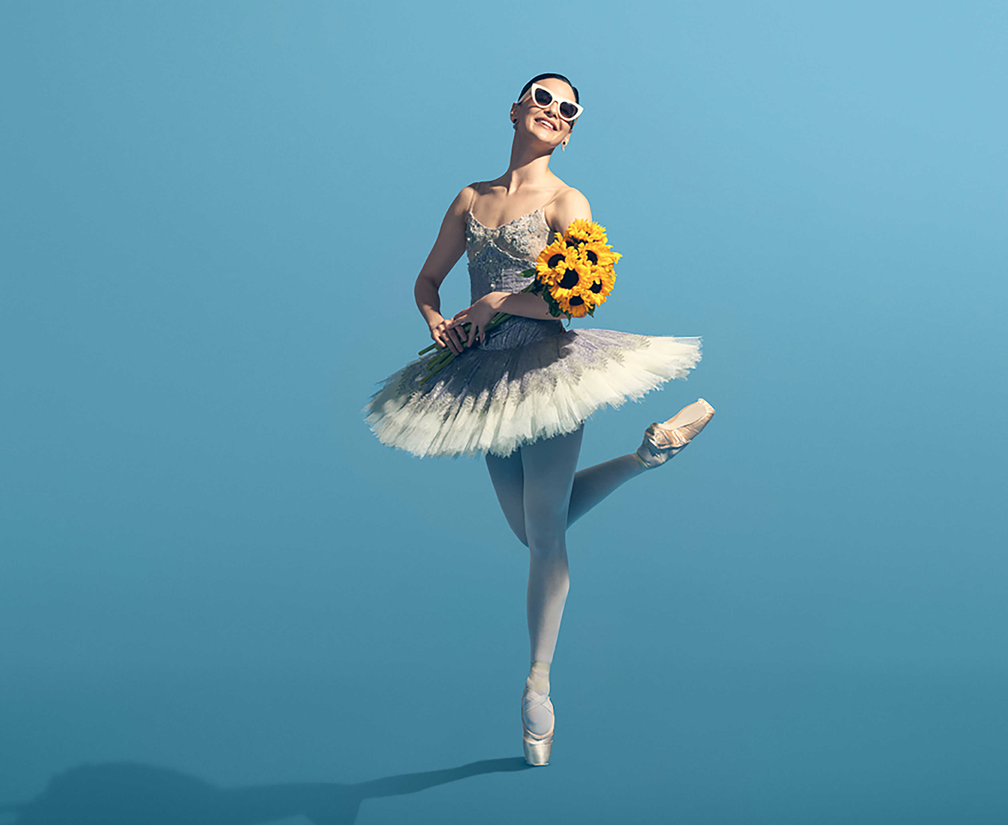 Danser fra den Kongelige Sommerballet med solsikker i favnen