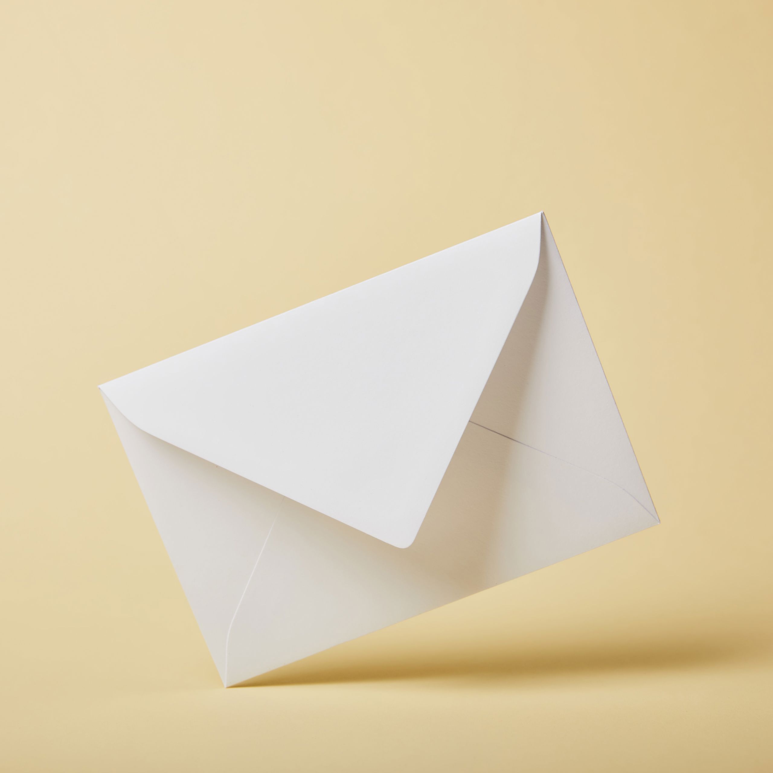Hvid kuvert på gul baggrund