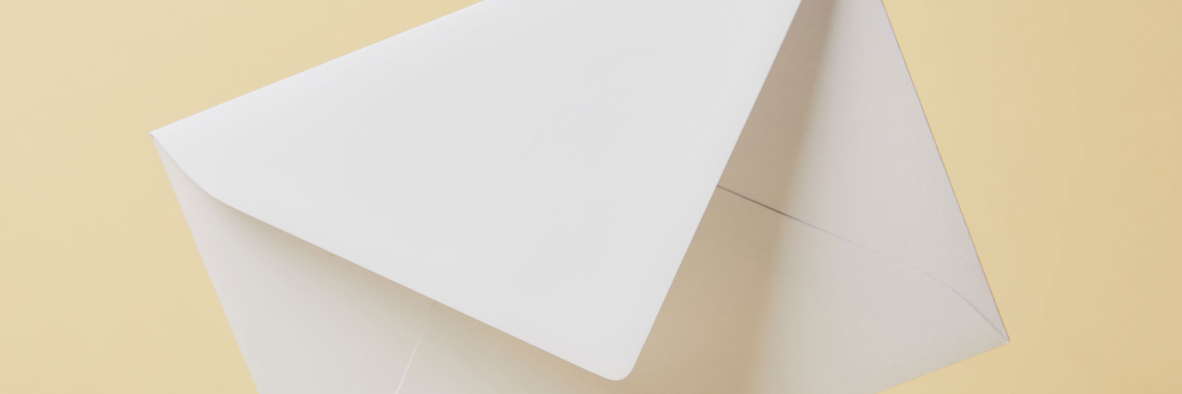 Hvid kuvert på gul baggrund