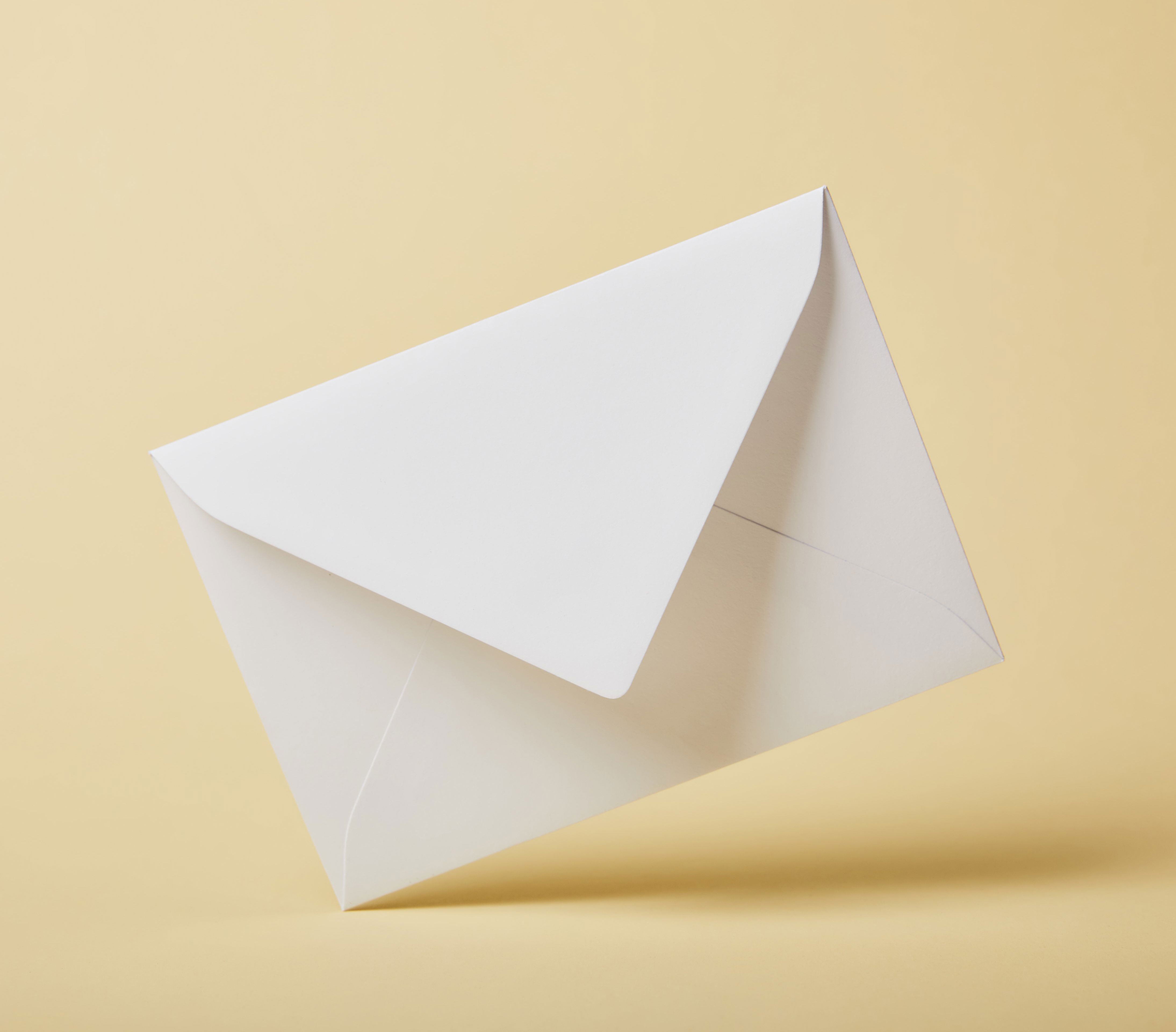 Hvid kuvert på gul baggrund