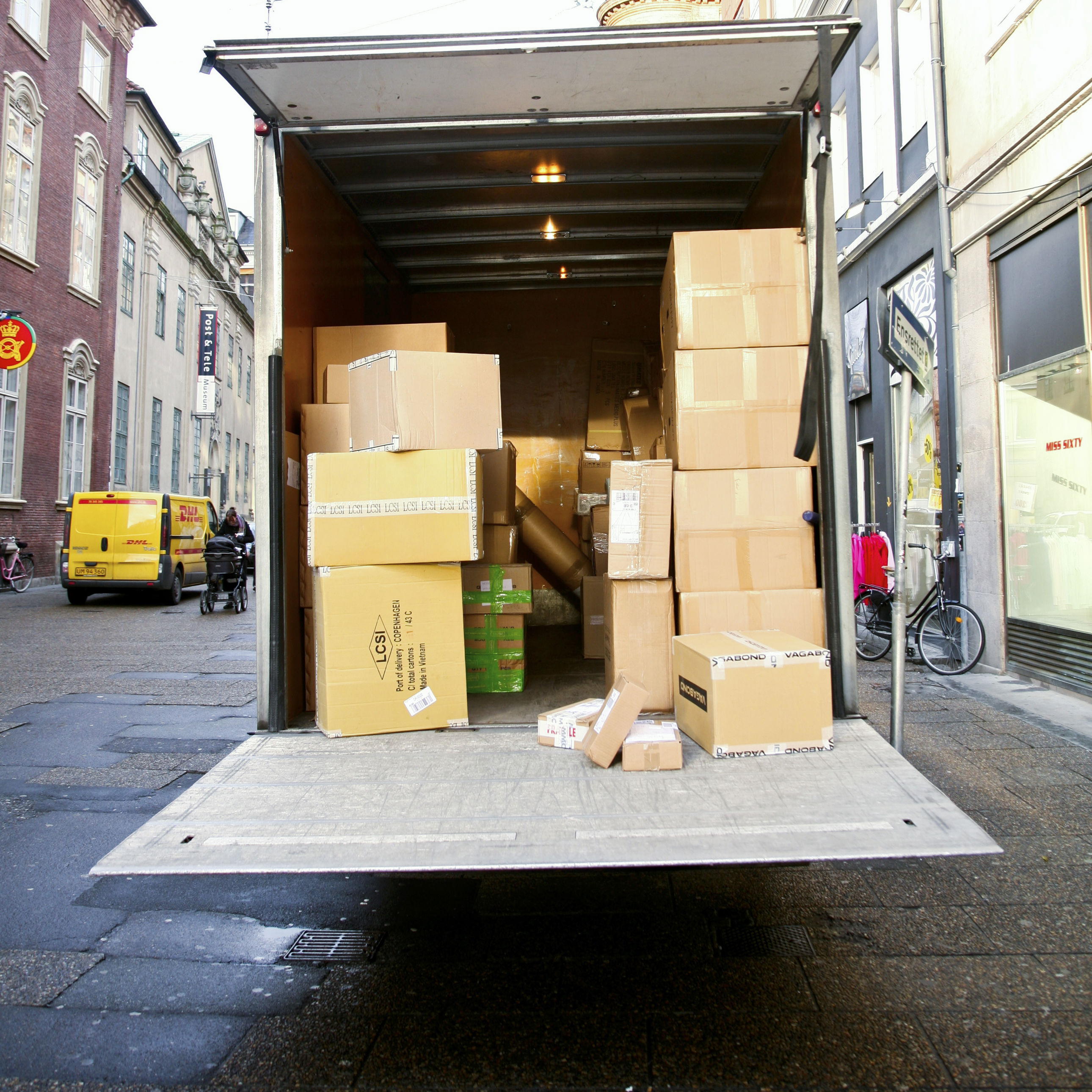 Parkering af lastbil midt på vejen med en masse pakker som last