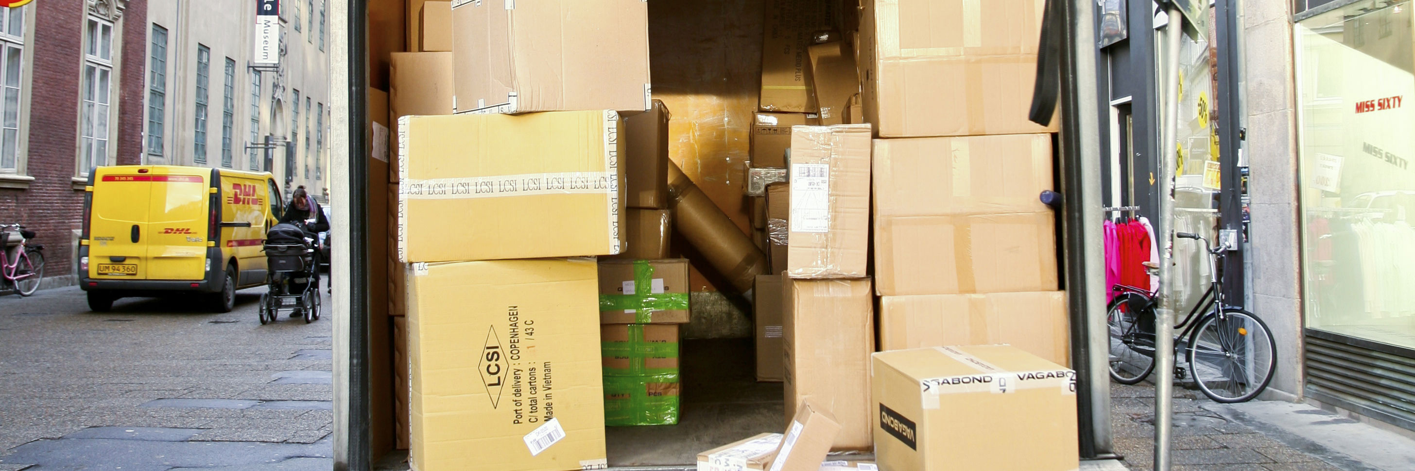 Parkering af lastbil midt på vejen med en masse pakker som last