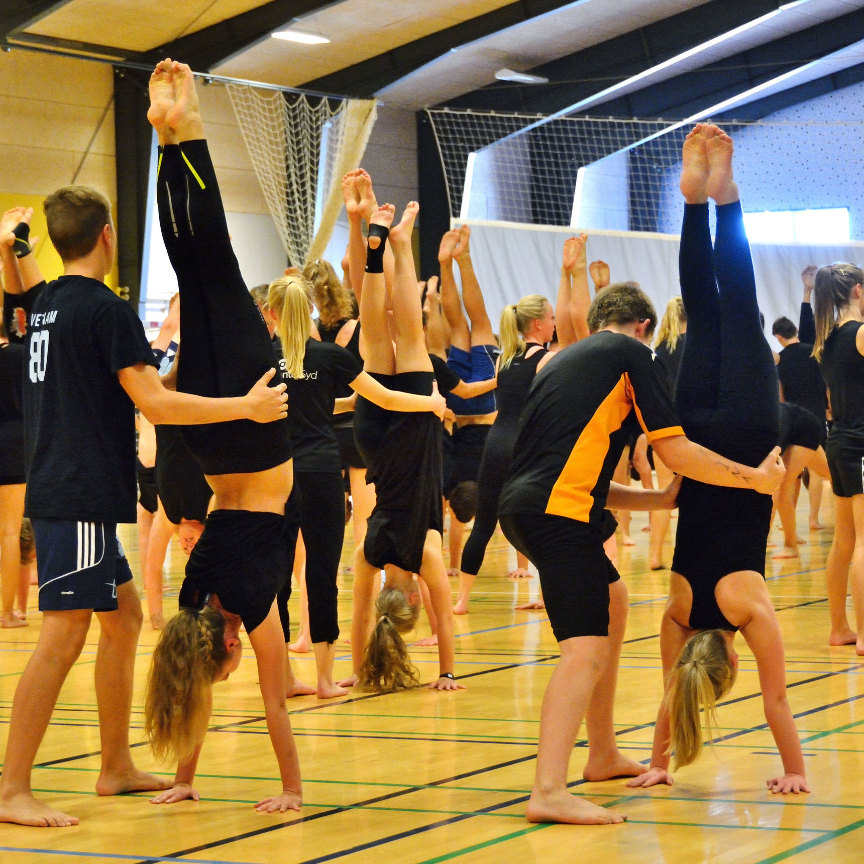 Efterskoleelever der laver gymnastikopvisning