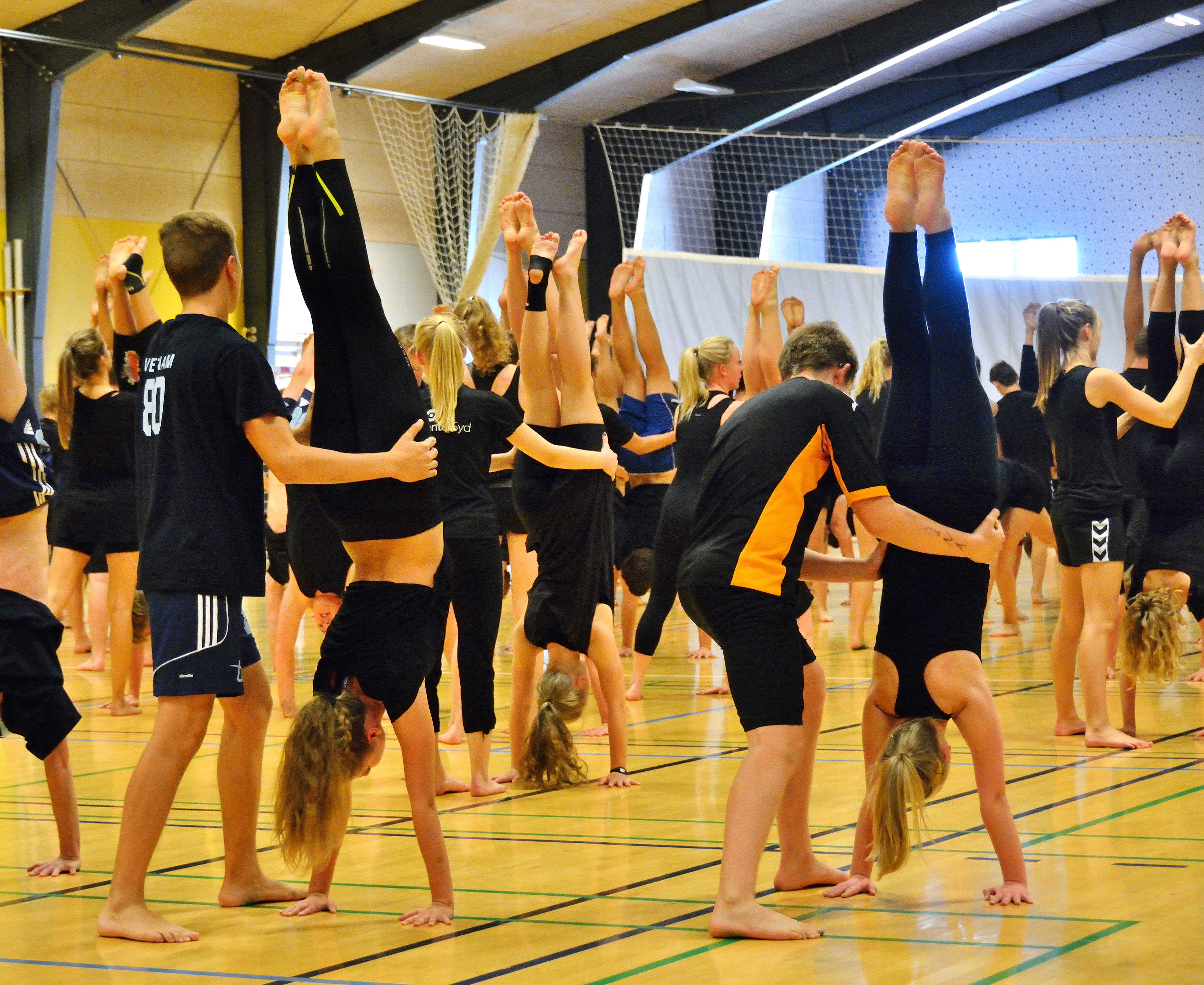 Efterskoleelever der laver gymnastikopvisning