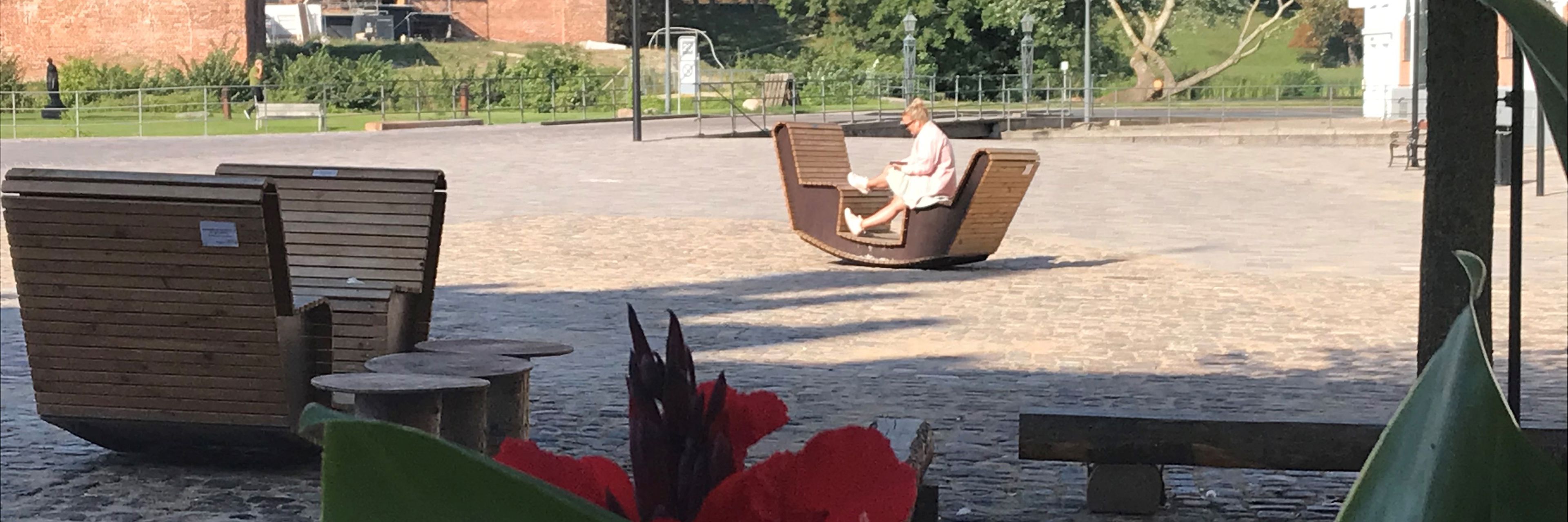 Sociale møbler "gynger" på Torvet