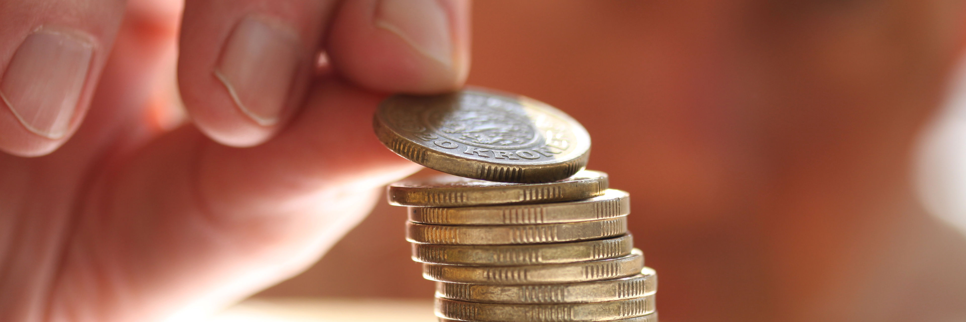 Hånd der stabler mønter