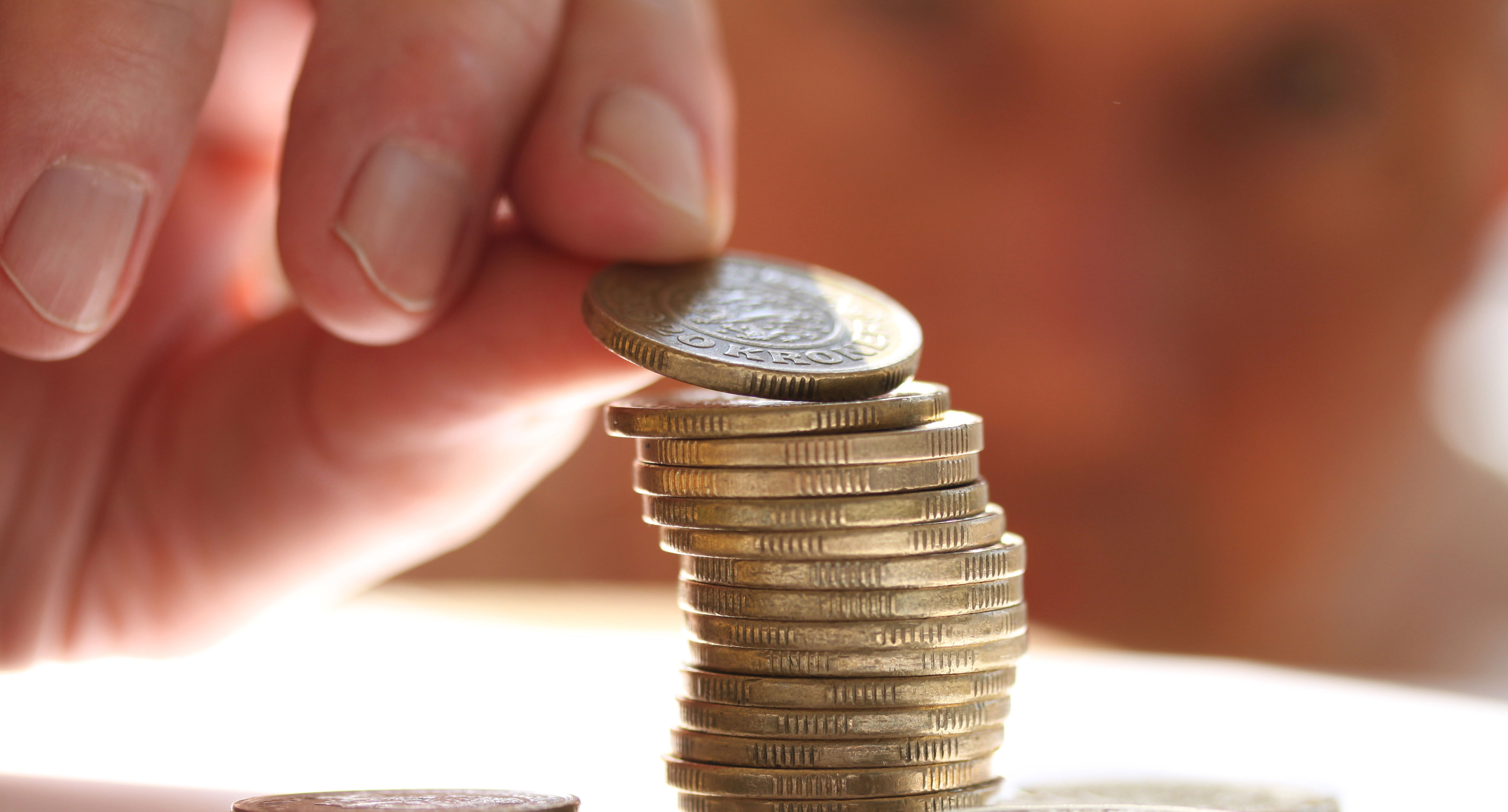 Hånd der stabler mønter