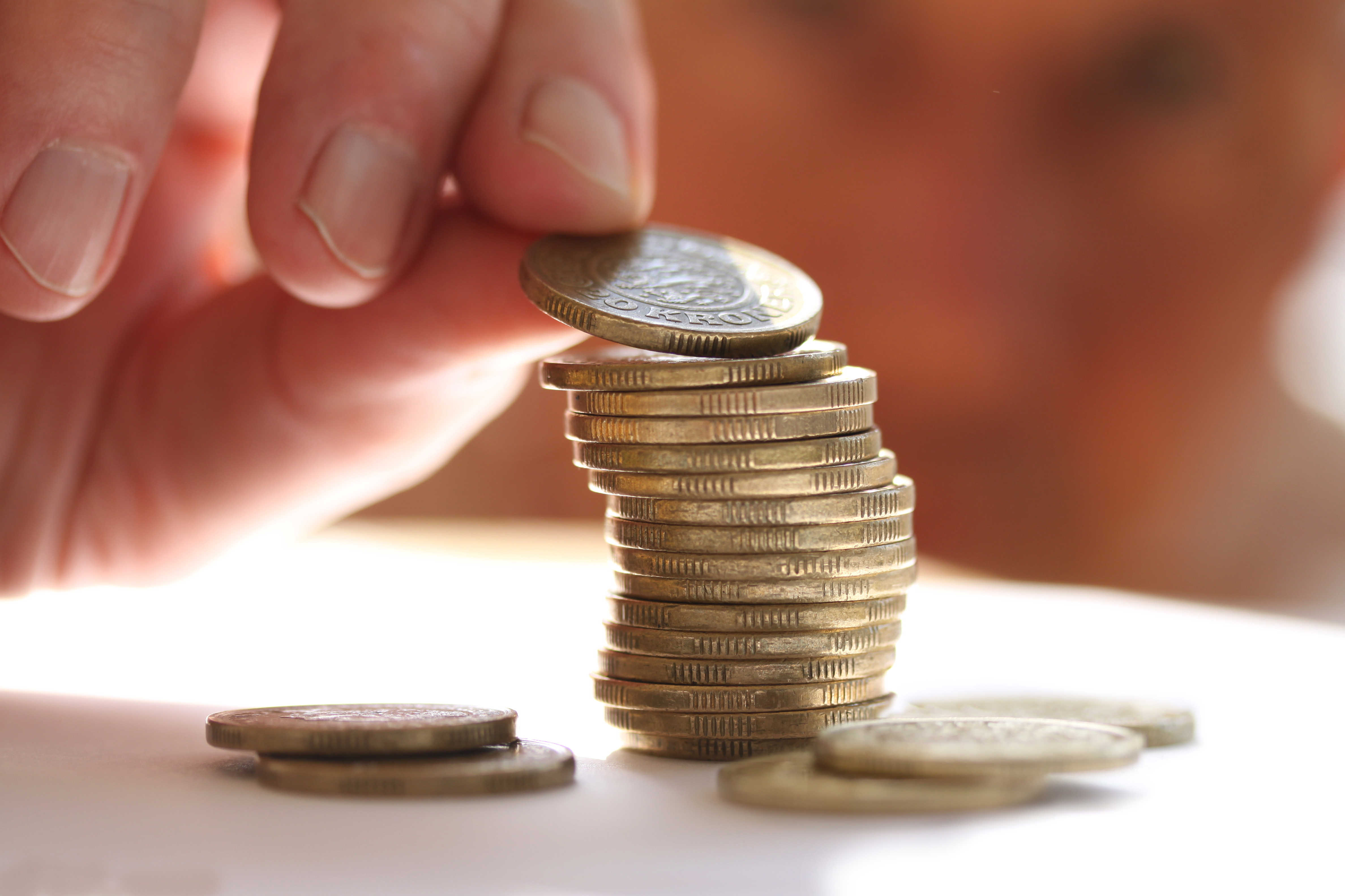 Hånd der stabler mønter