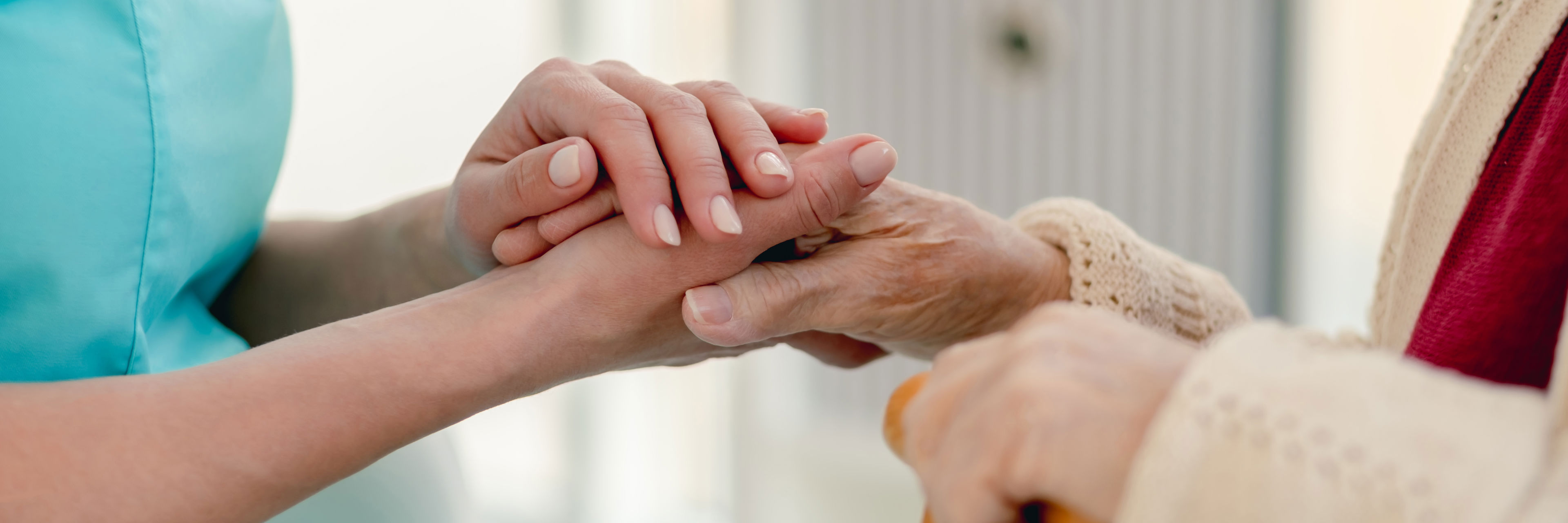 Plejer med ældre dam ei hånden