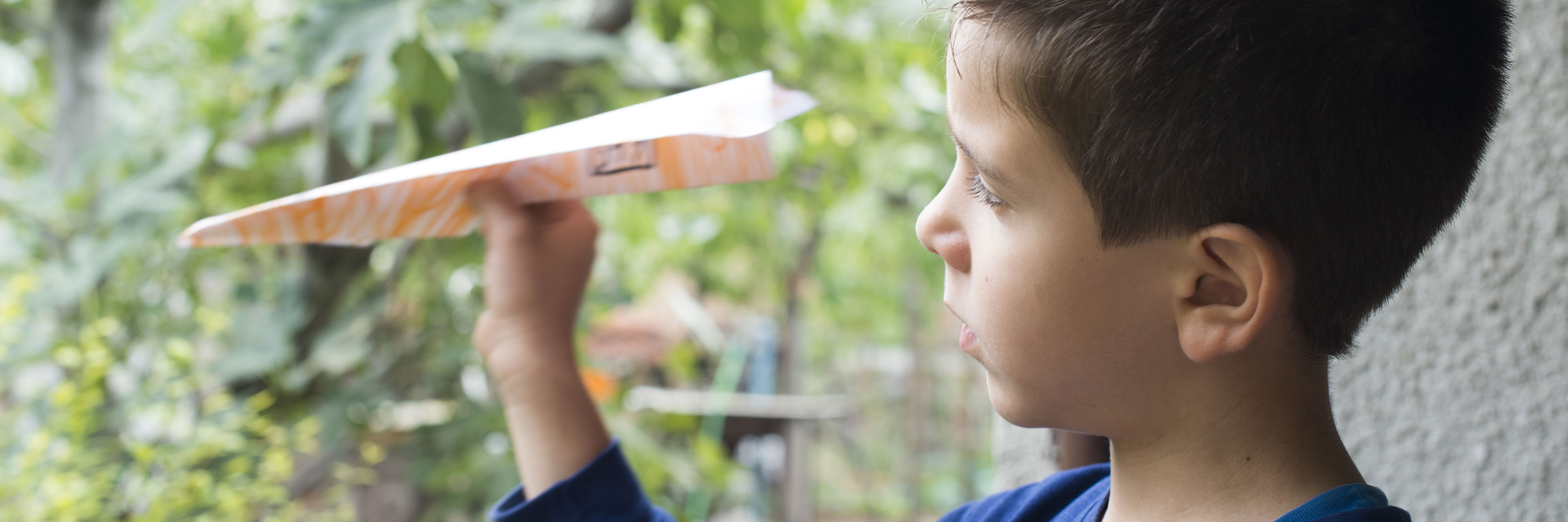 Dreng med papirflyver