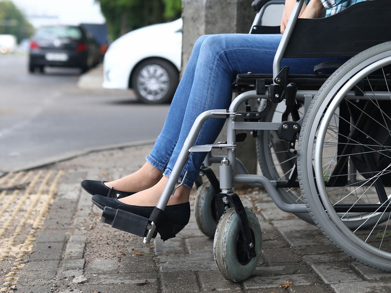 En person kører med en person i kørestol