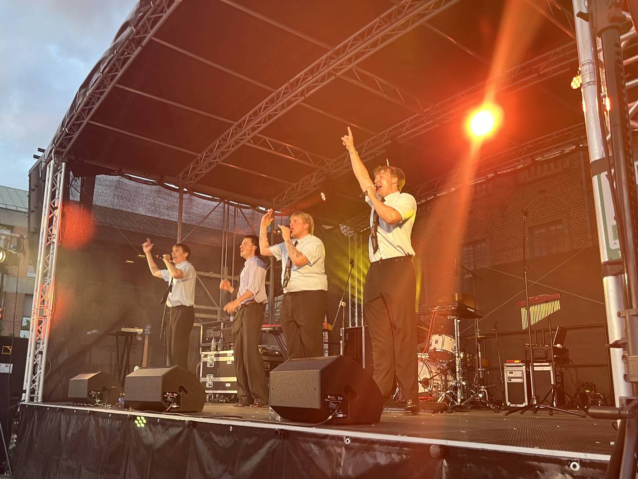 Koncert med 9000 håb i rødt lys