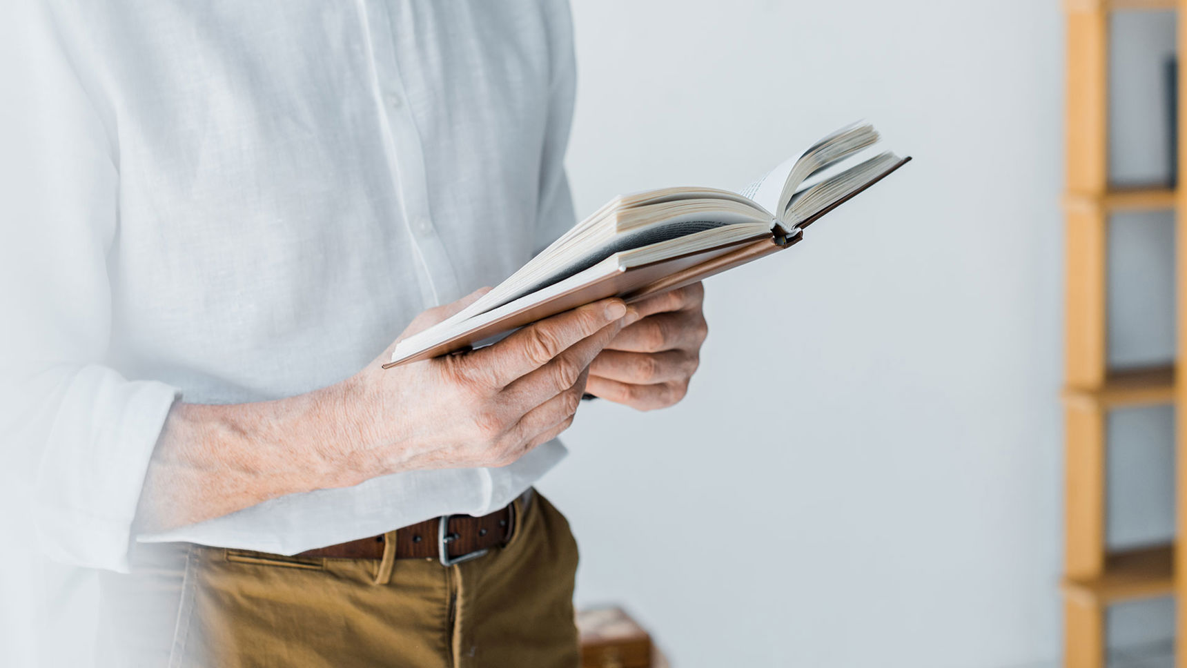 Hænder der holder en bog