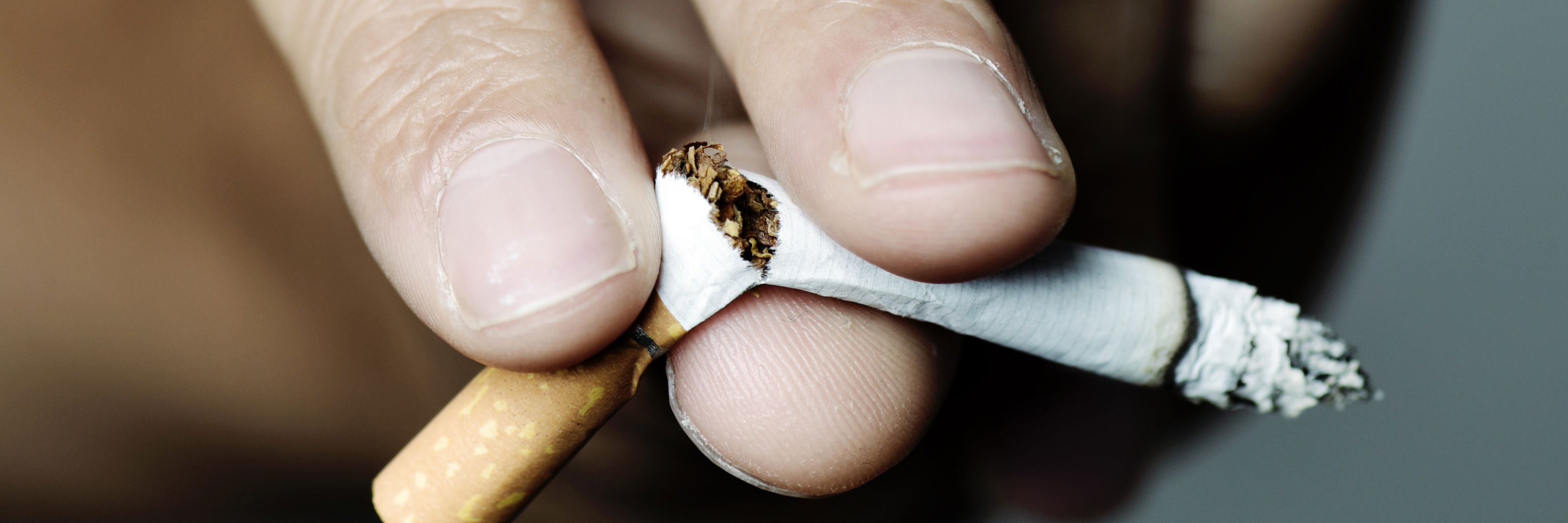 Fingre der knækker en cigaret