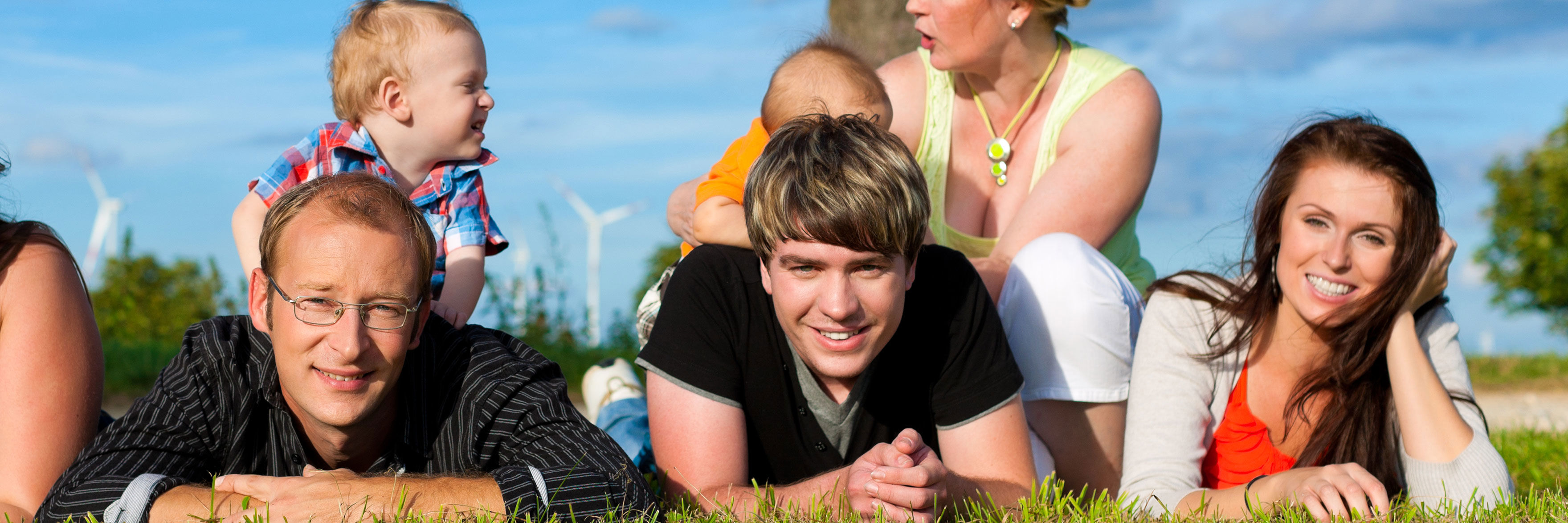 Forældre og børn der ligger i naturen