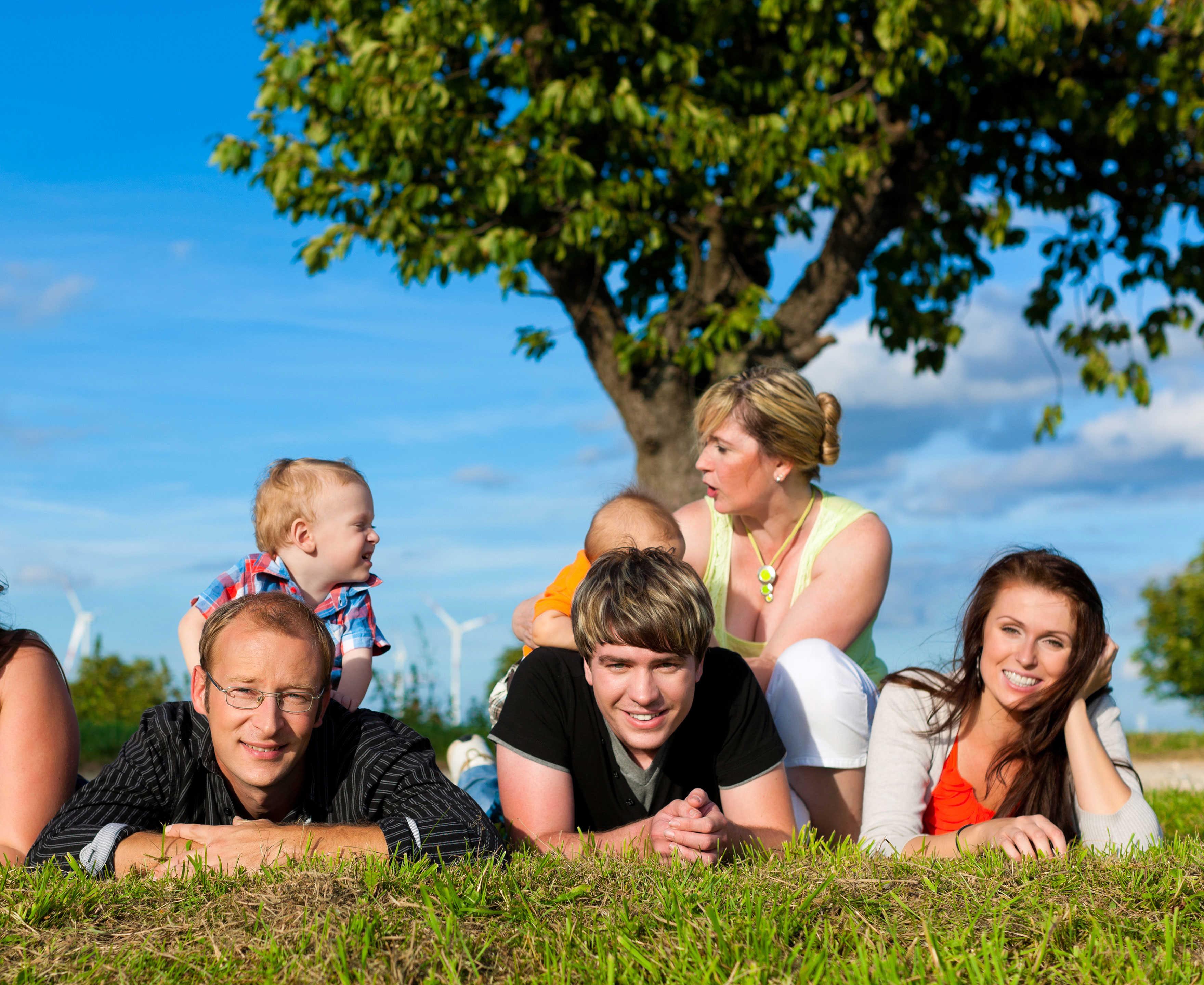 Forældre og børn der ligger i naturen