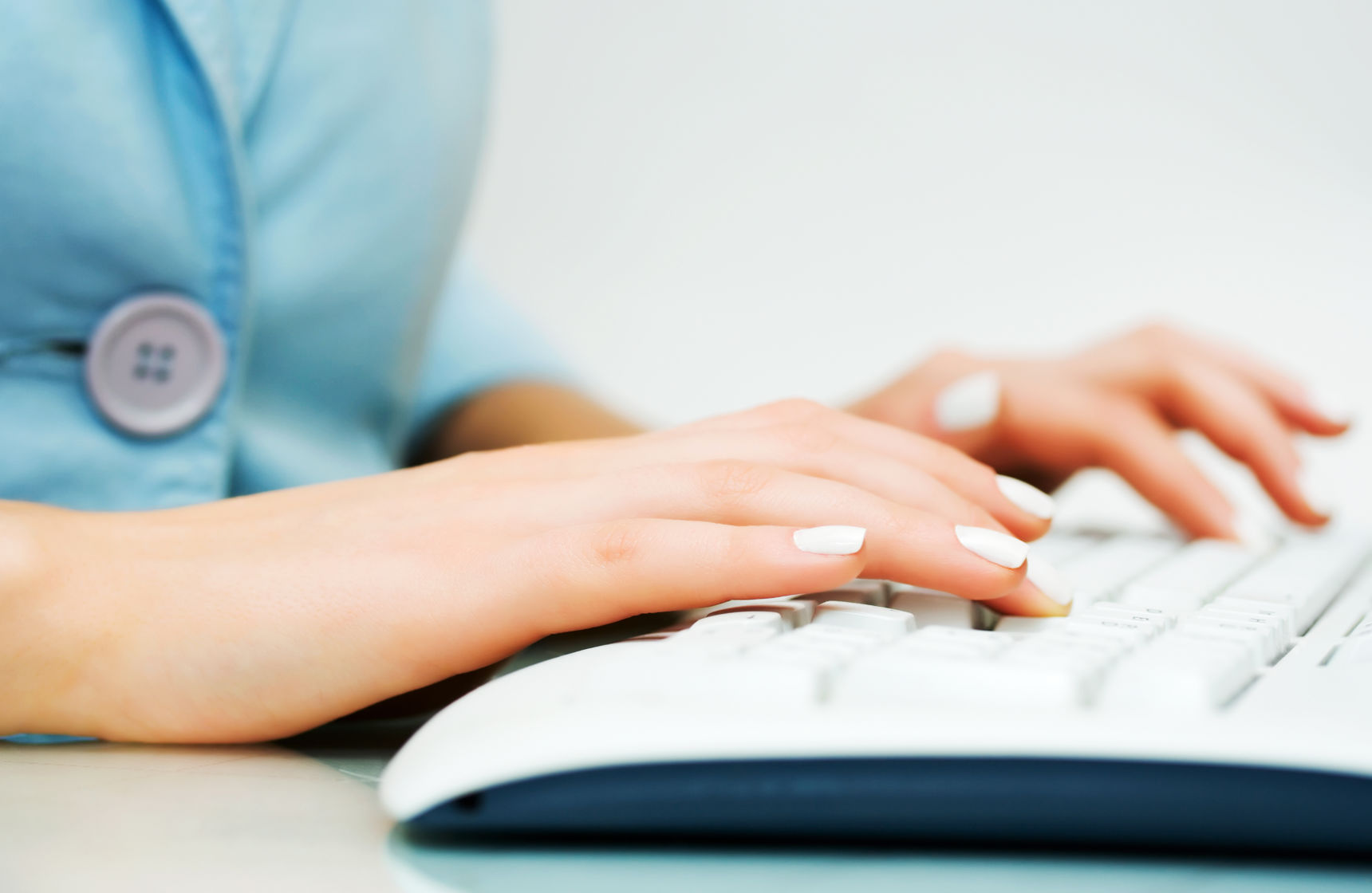 Kvinde skriver på pc