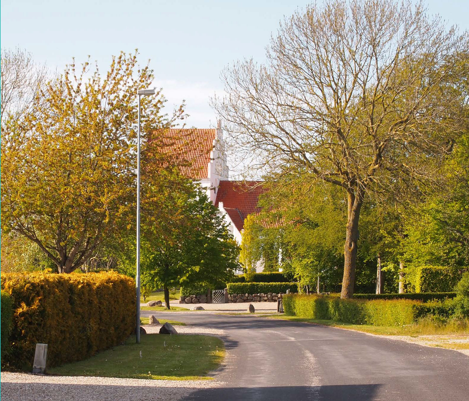 Gade i Skellerup med kirken i baggrunden
