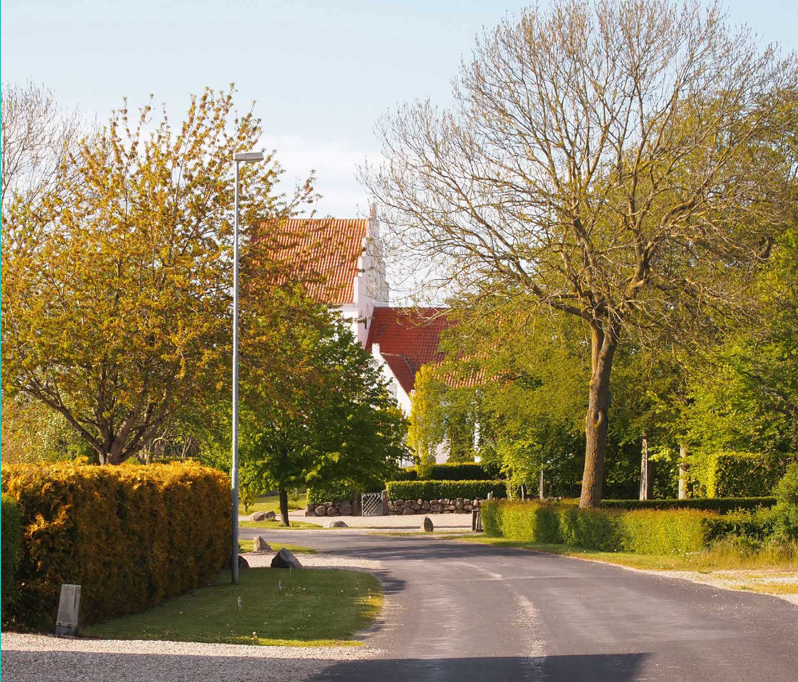 Gade i Skellerup med kirken i baggrunden