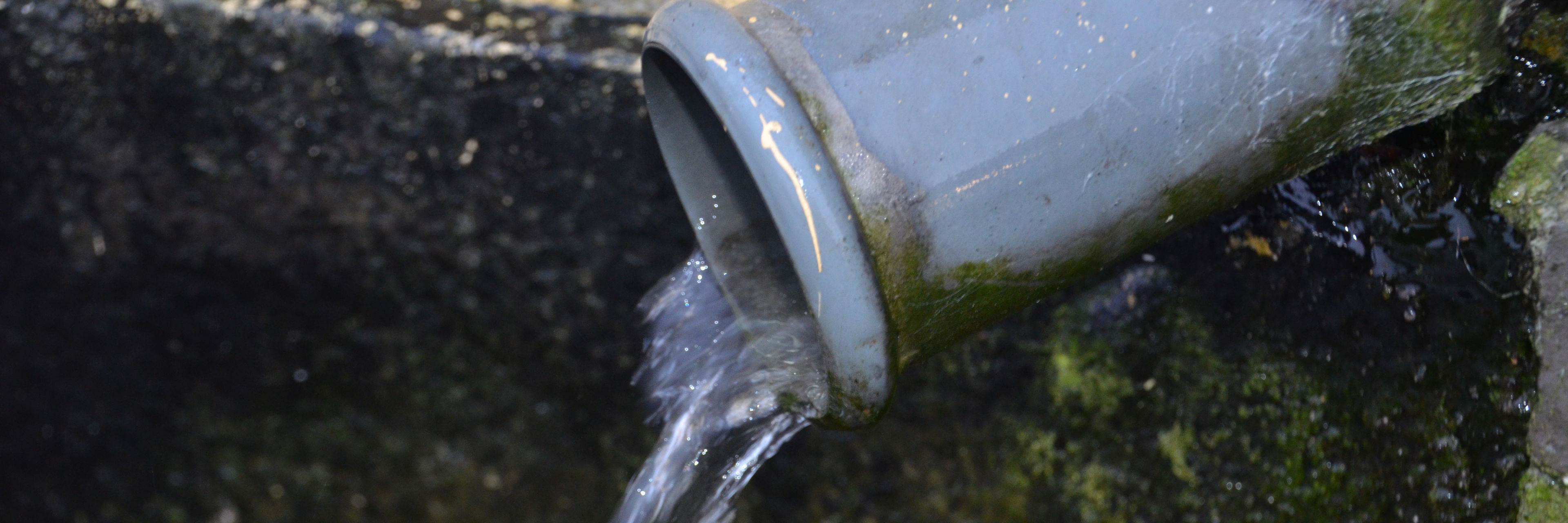 Regnvand der kommer ud af et nedløbsrør