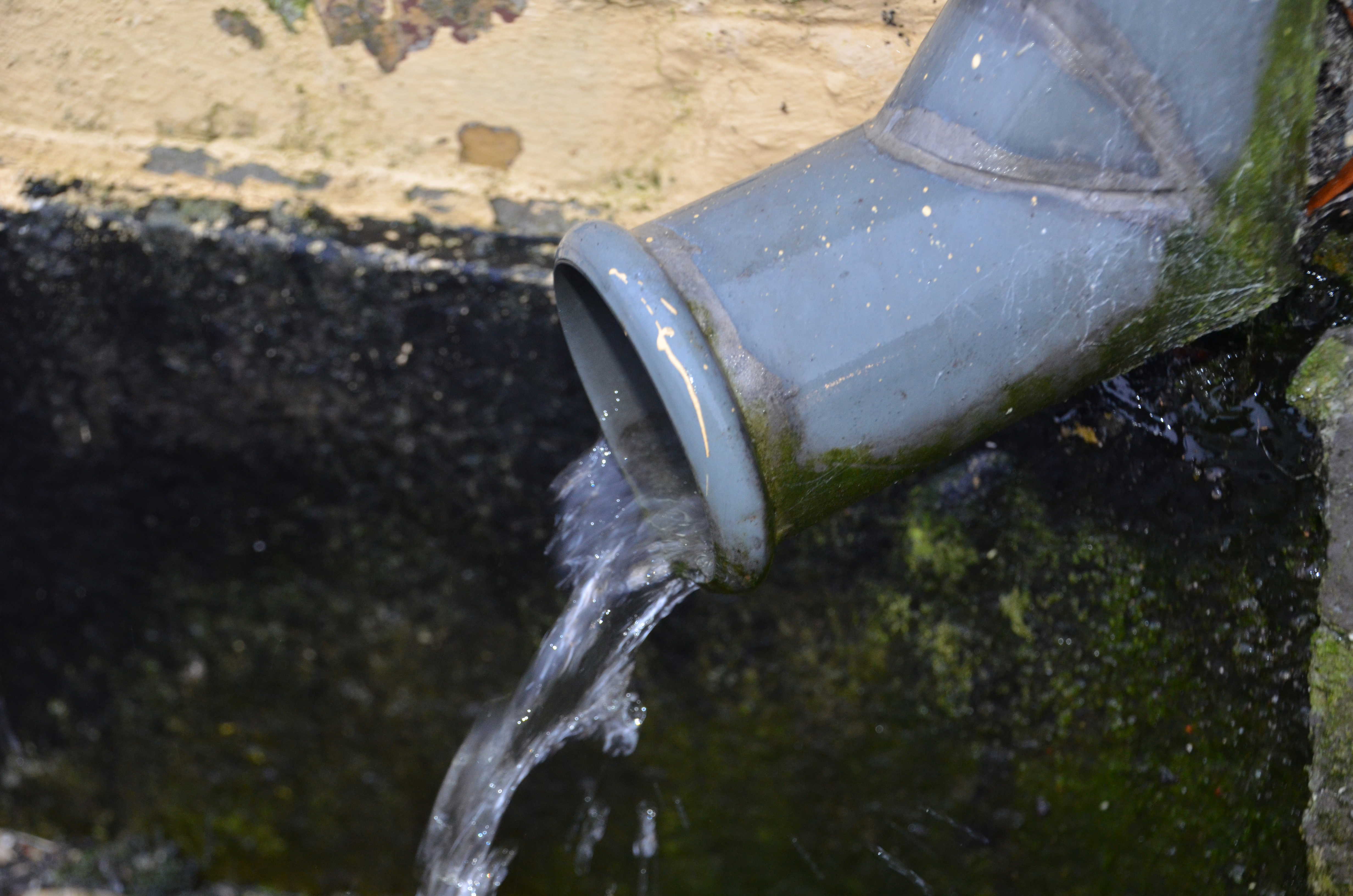 Regnvand der kommer ud af et nedløbsrør