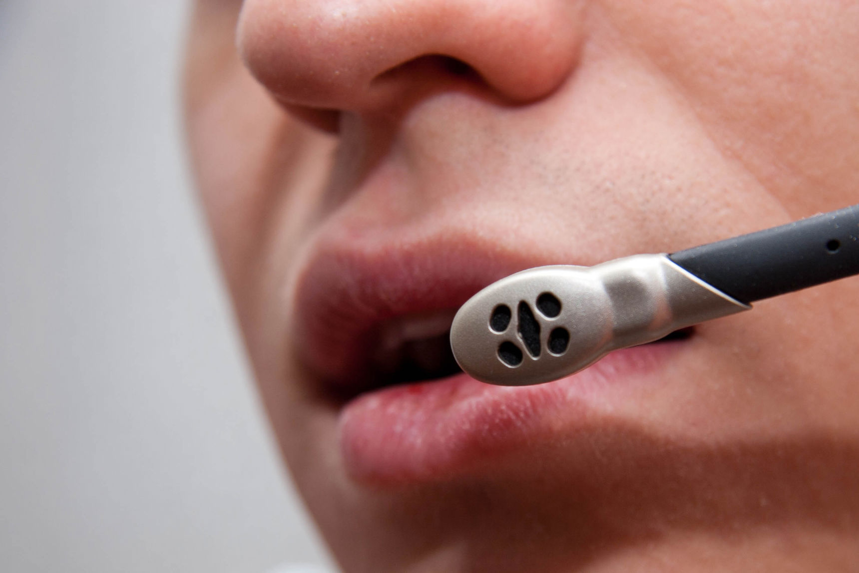 En person taler i headset