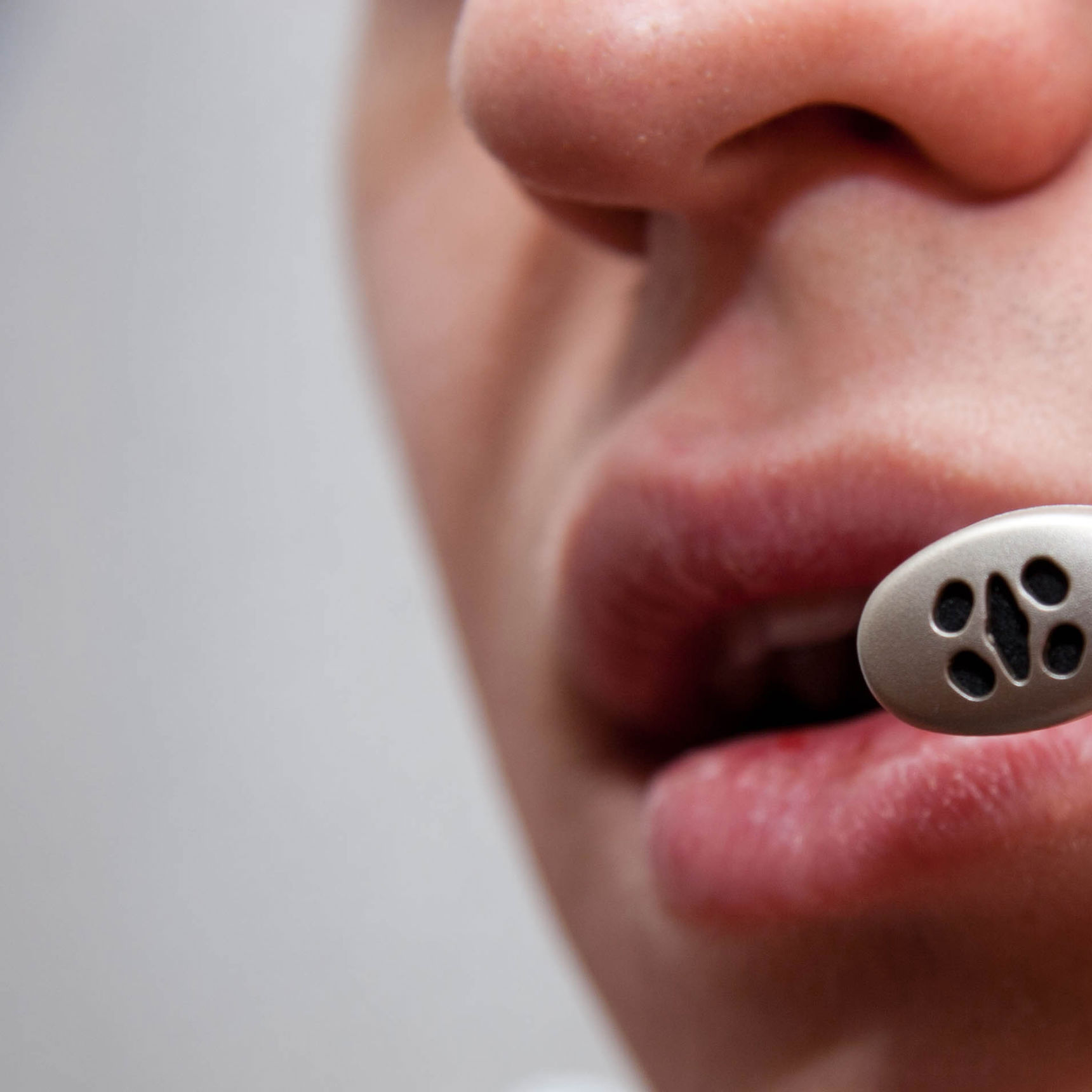 En person taler i headset