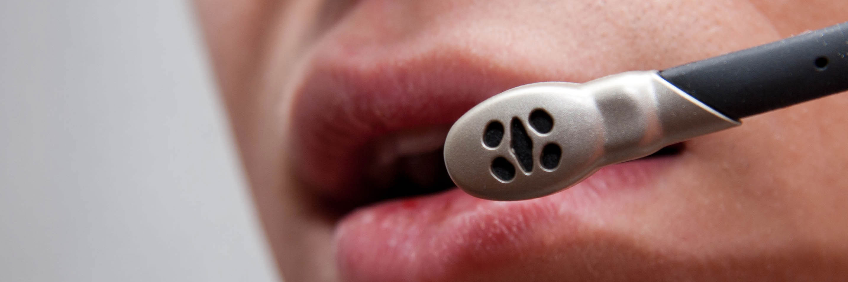 En person taler i headset