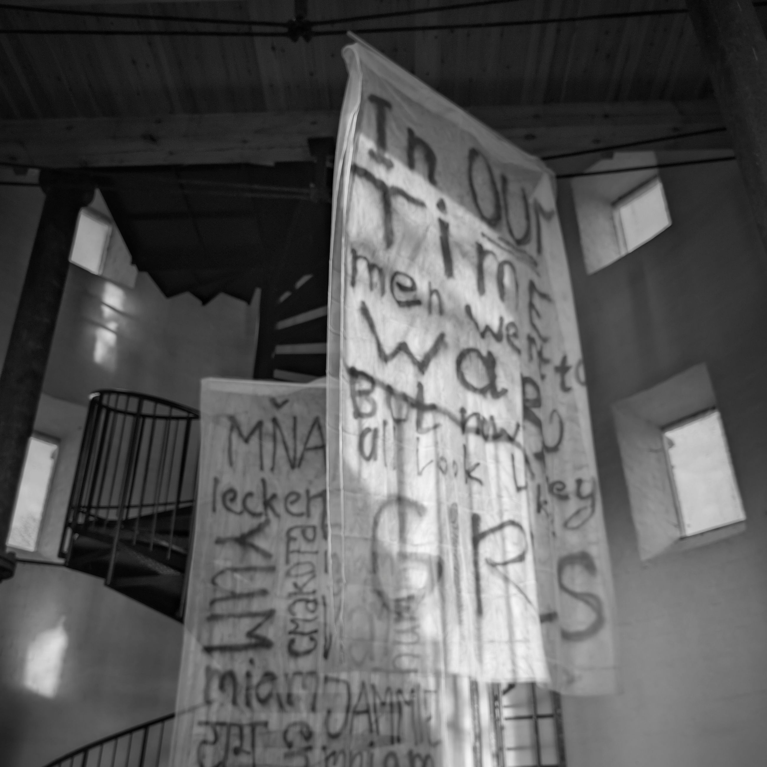 Statement-bannere der hænger ned fra loftet i Vandtårnet