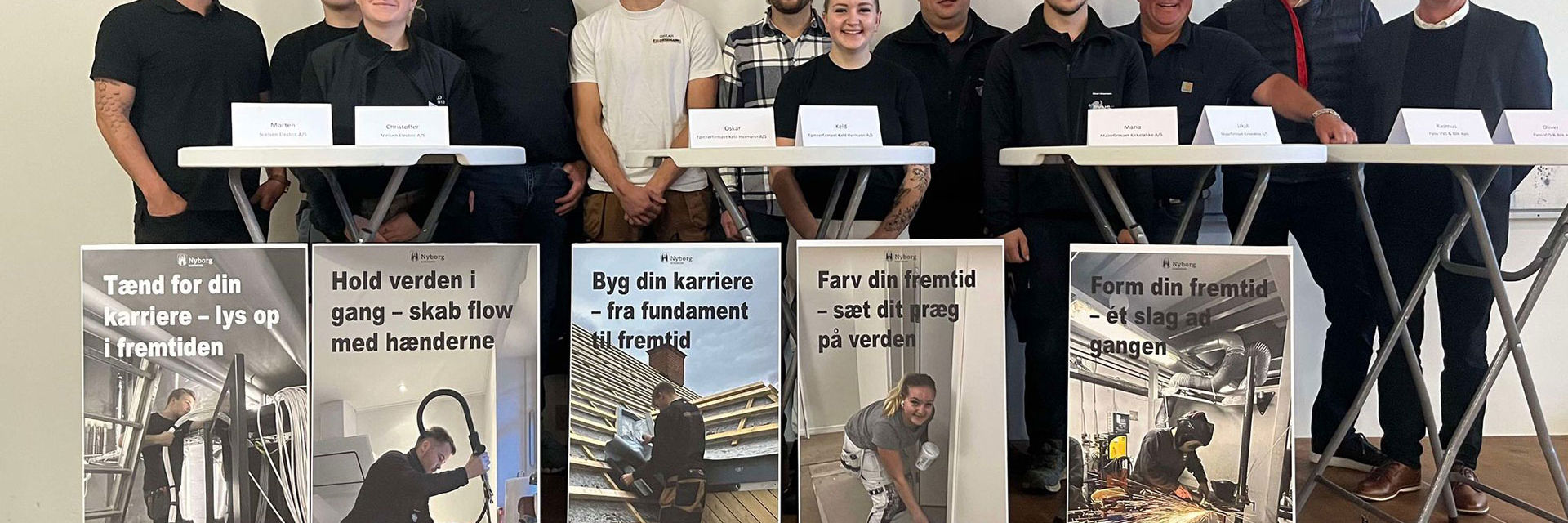 Fællesfoto af udvalgte håndværksmestre og deres lærlinge