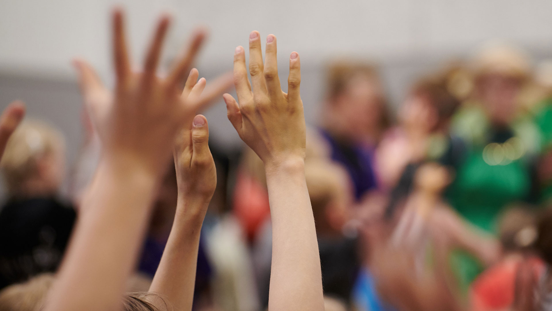 Hænder der rækkes i vejret