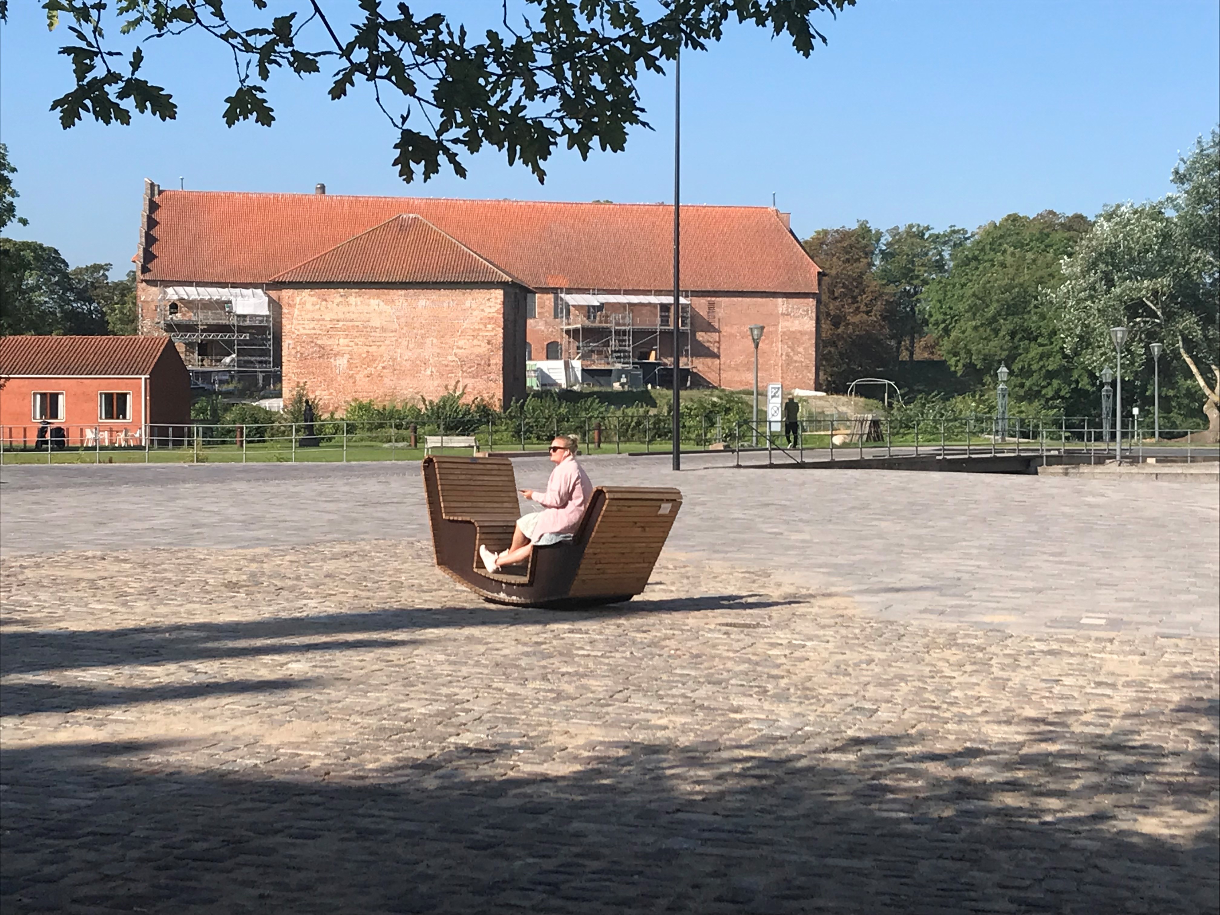 Sociale møbler "gynge" på  Torvet