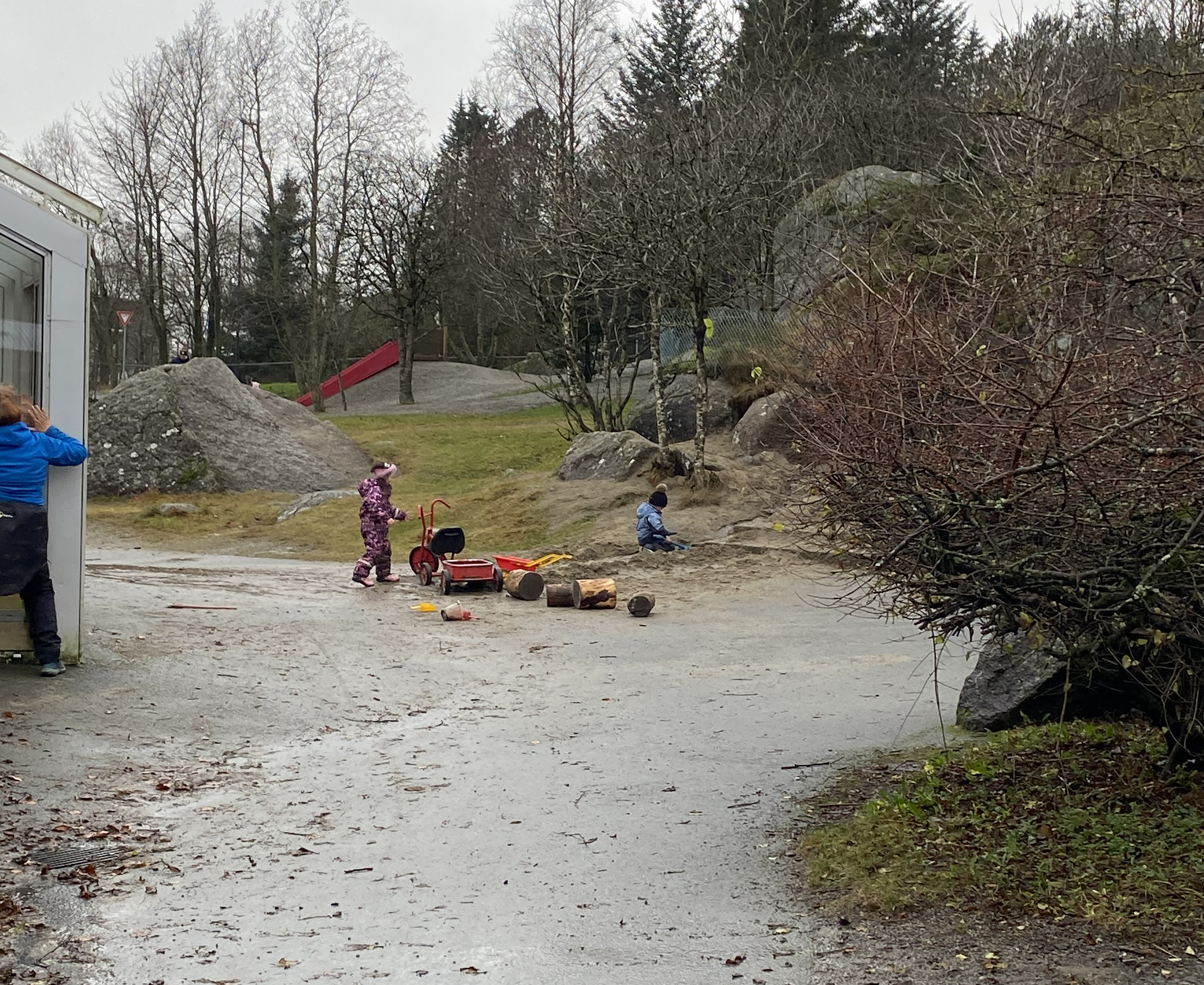 Børn der leger ude i en daginstitution i Norge