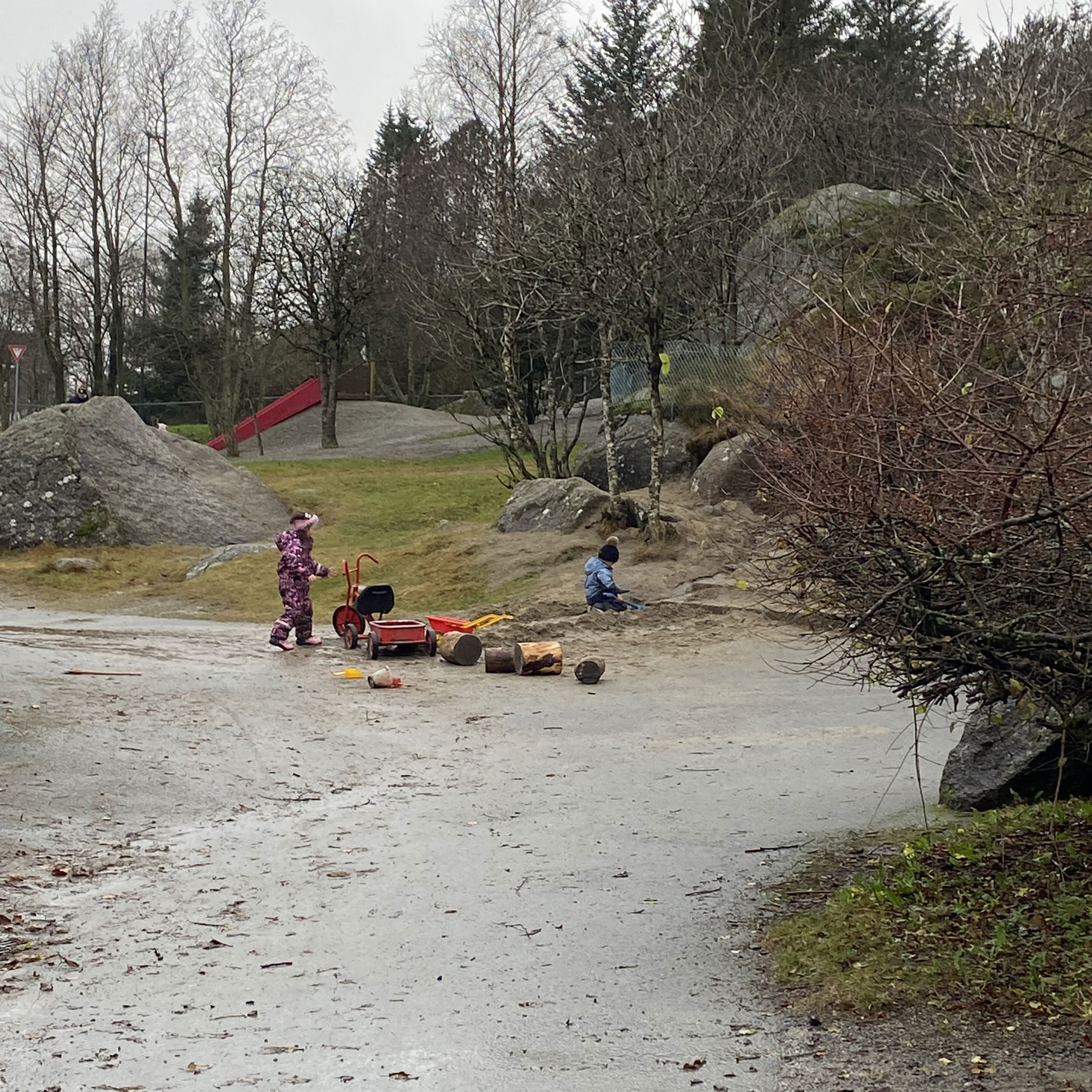 Børn der leger ude i en daginstitution i Norge