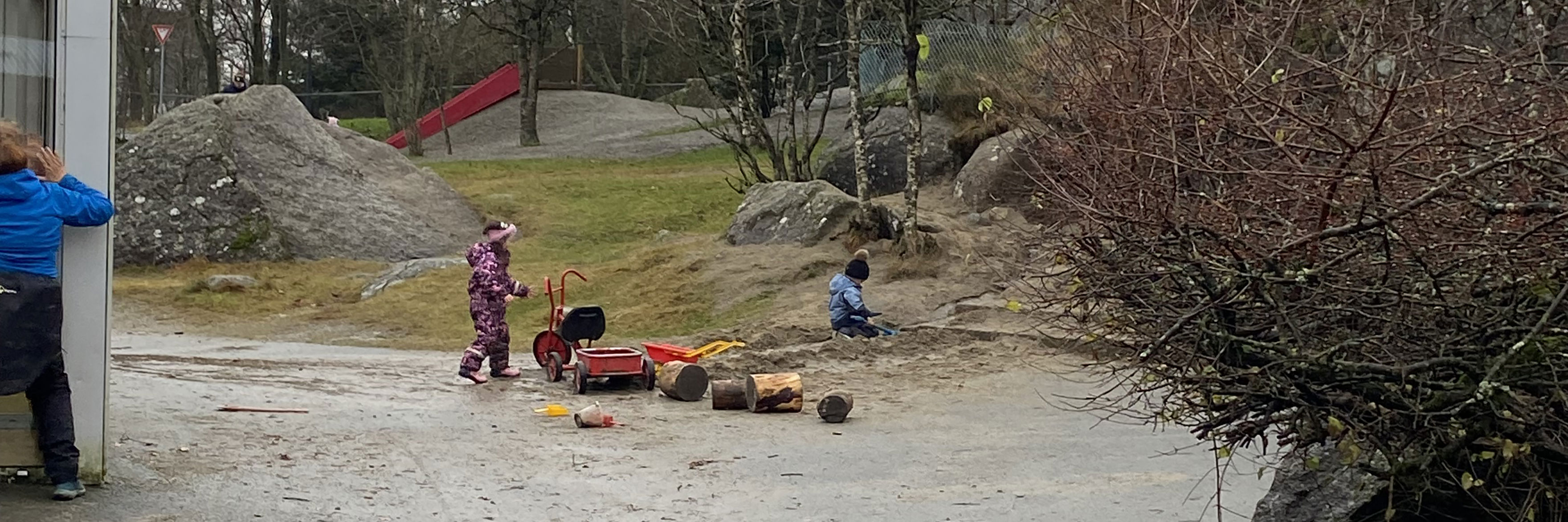 Børn der leger ude i en daginstitution i Norge