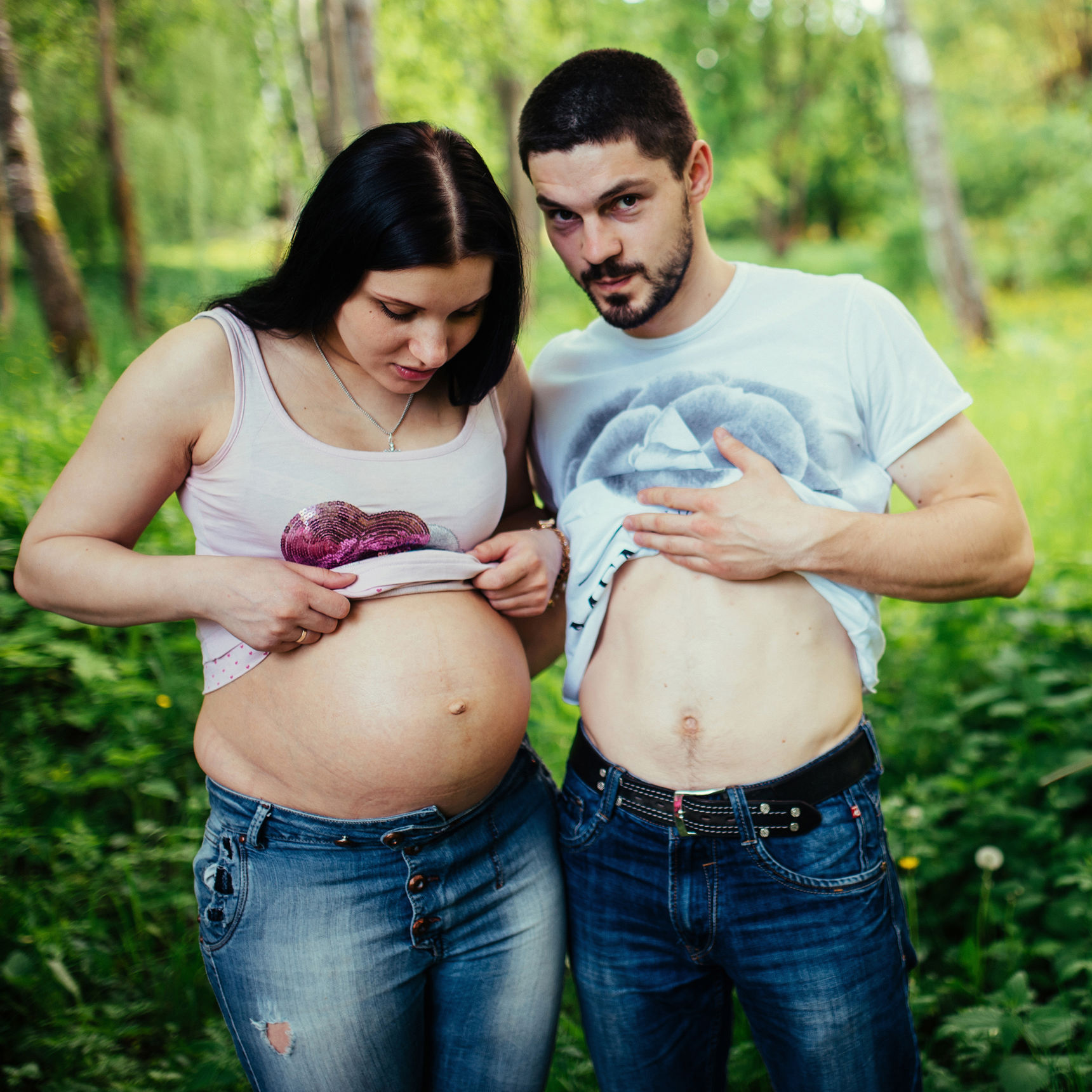 Vordende forældre der viser maver