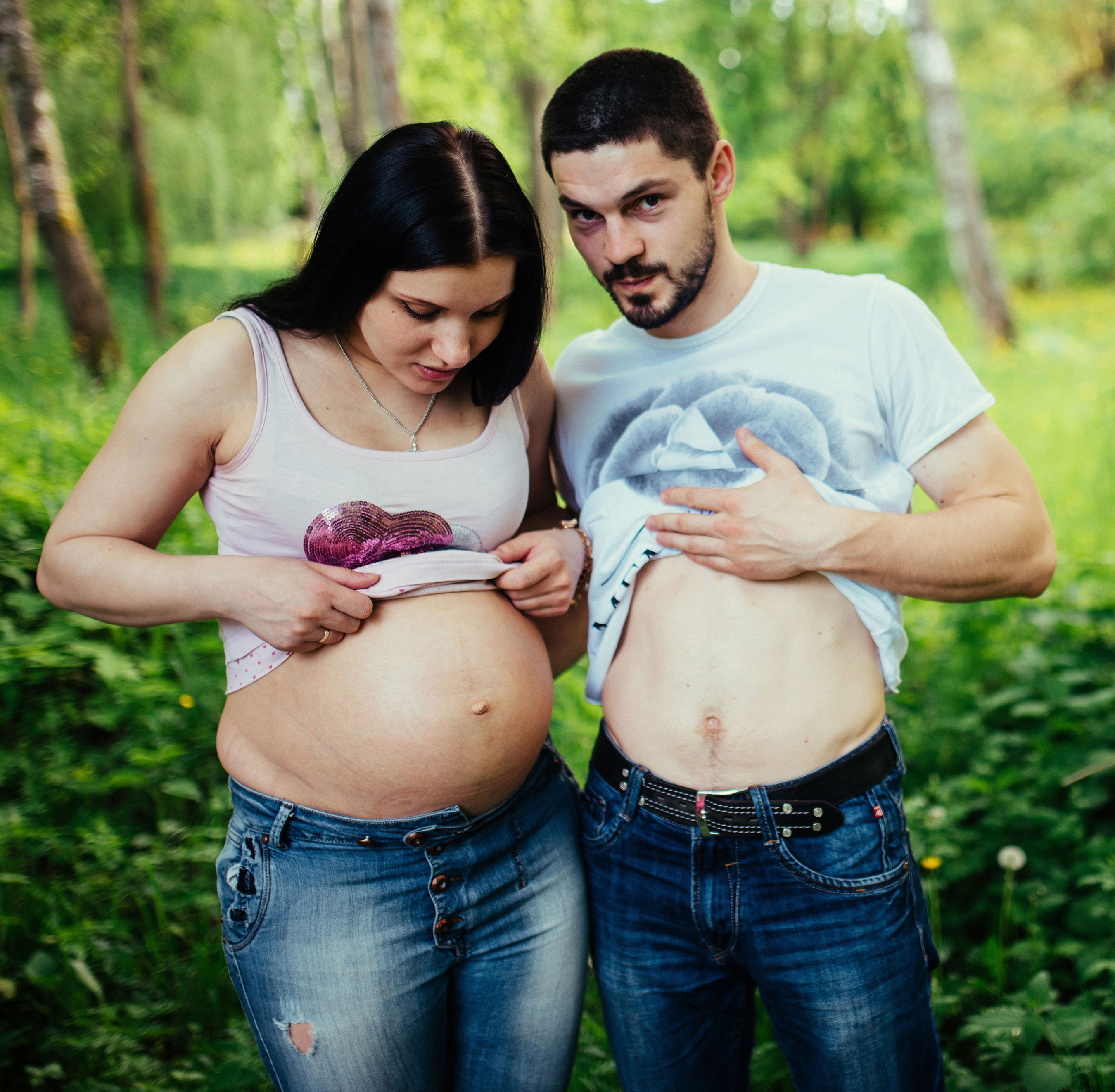 Vordende forældre der viser maver